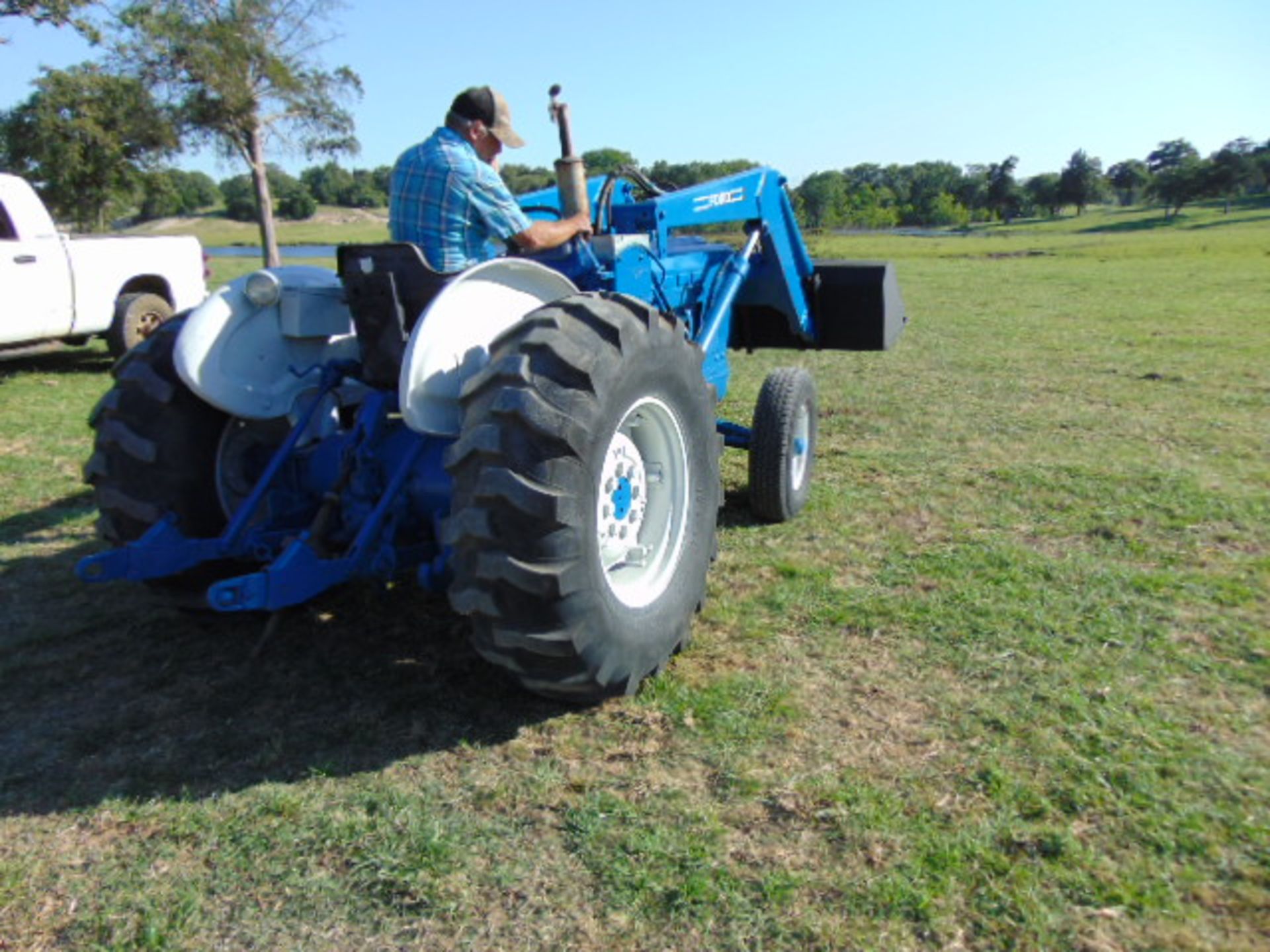 FORD 4500 TRACTOR W/ LOADER - Image 2 of 6