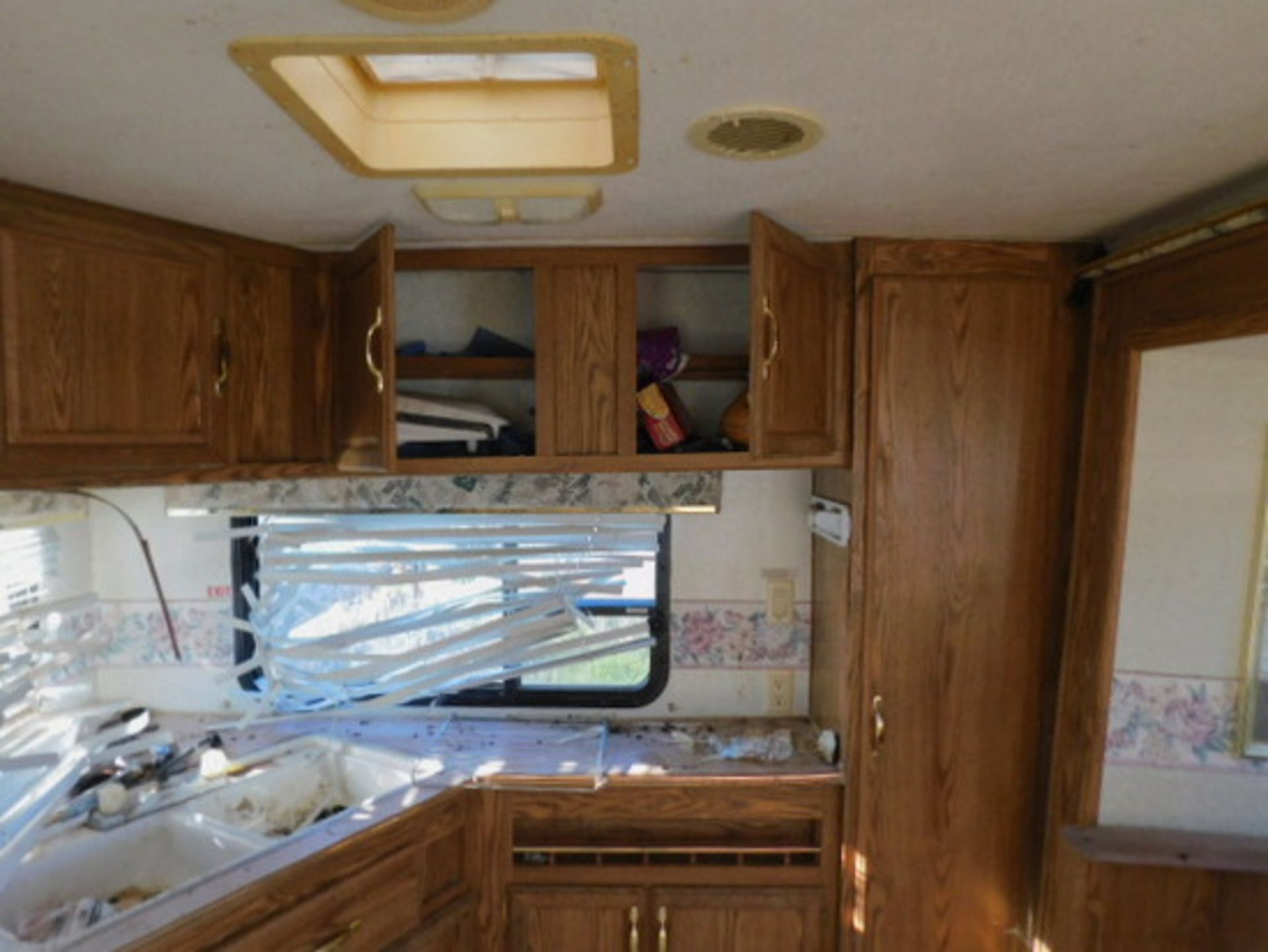PROWLER 24' TRAVEL TRAILER WITH SLIDE OUT - Image 8 of 9