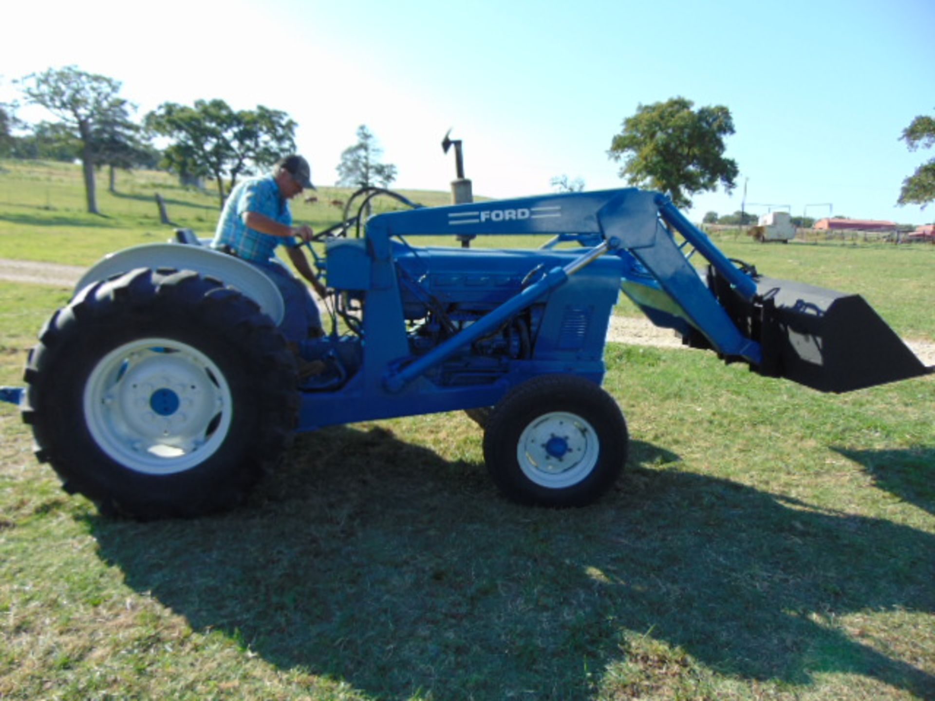 FORD 4500 TRACTOR W/ LOADER - Image 5 of 6