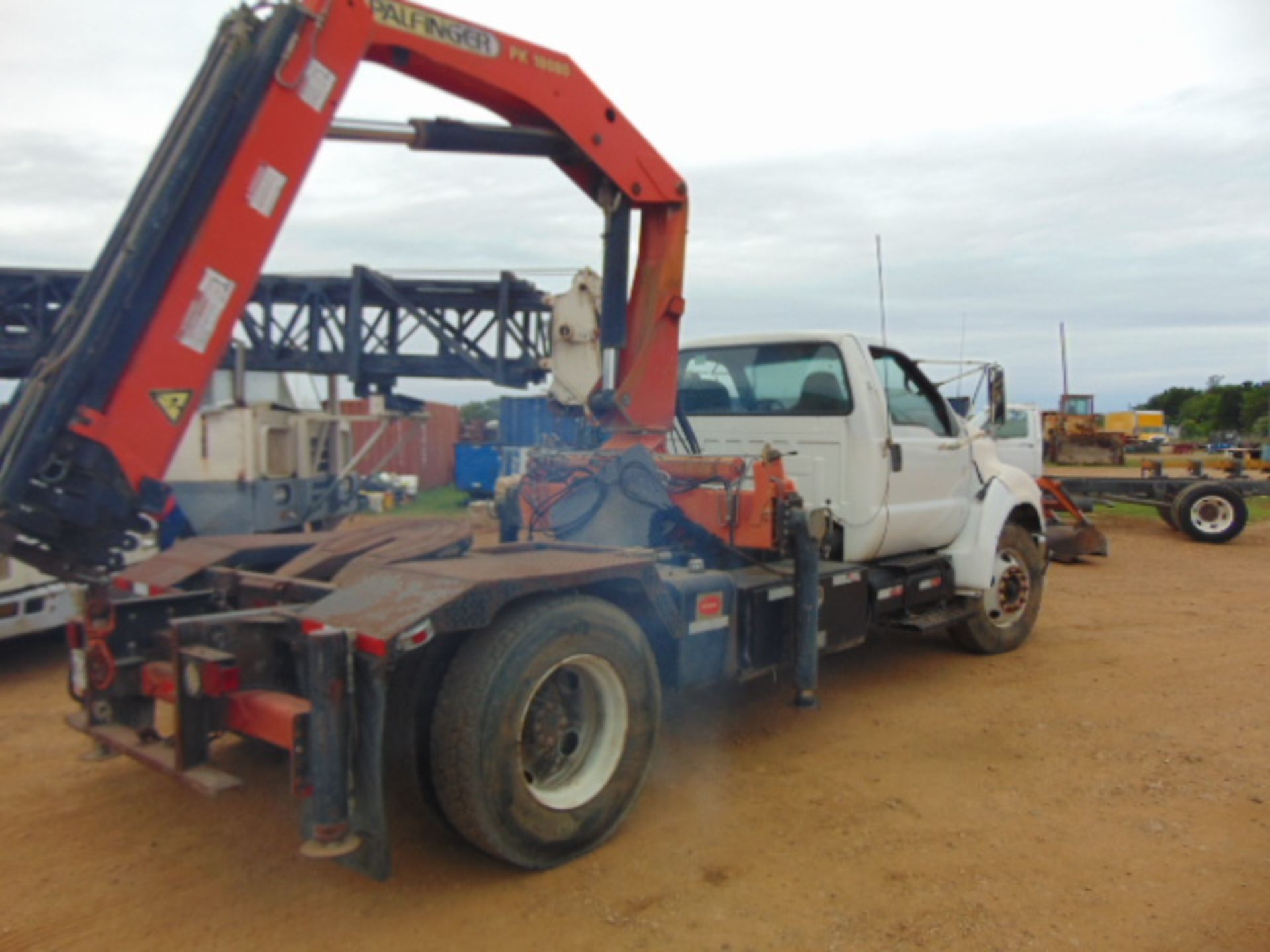 2002 FORD F750 CRANE TRUCK W/PALFINGER 18080 CRANE - Image 6 of 8