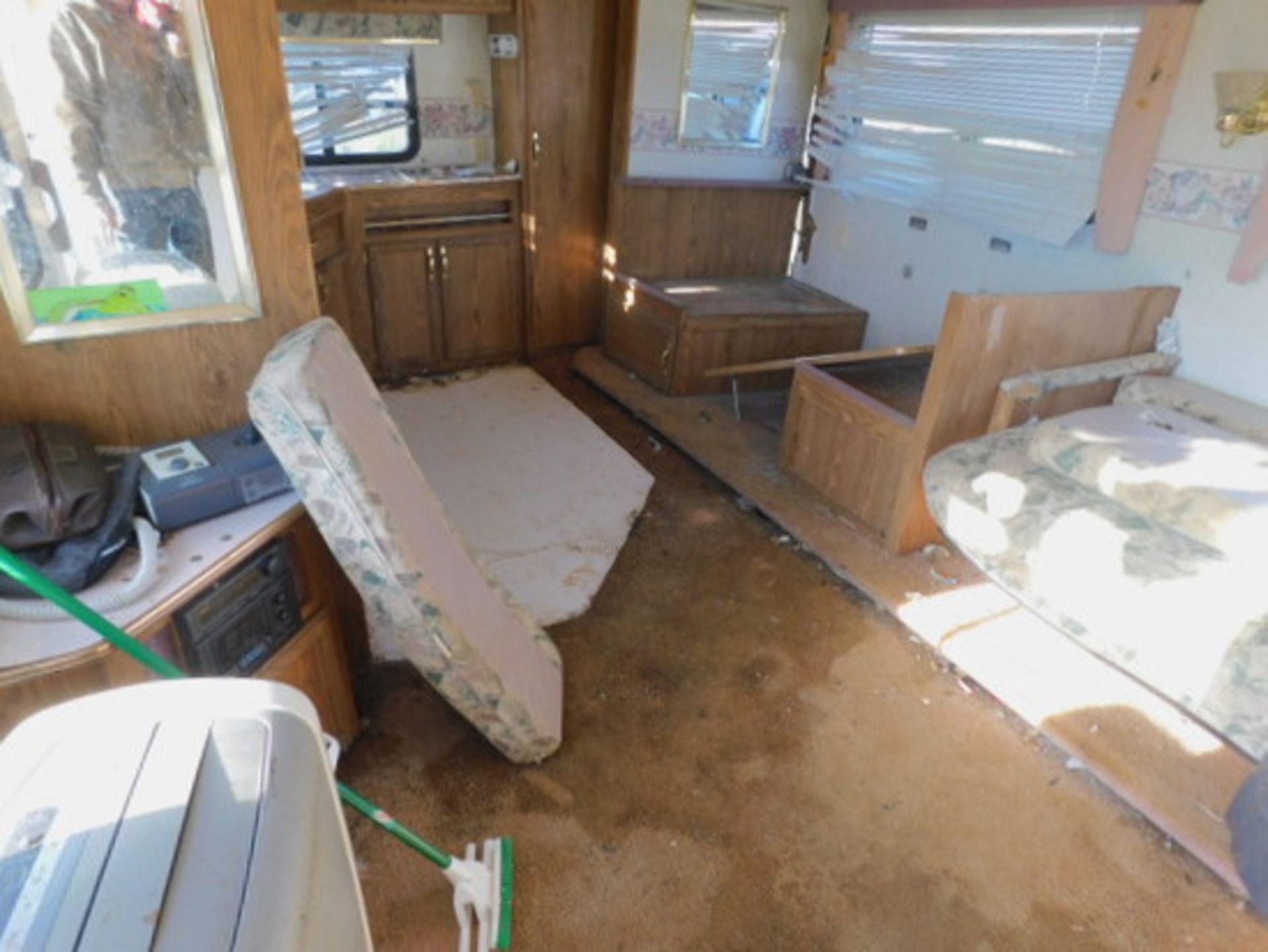 PROWLER 24' TRAVEL TRAILER WITH SLIDE OUT - Image 7 of 9