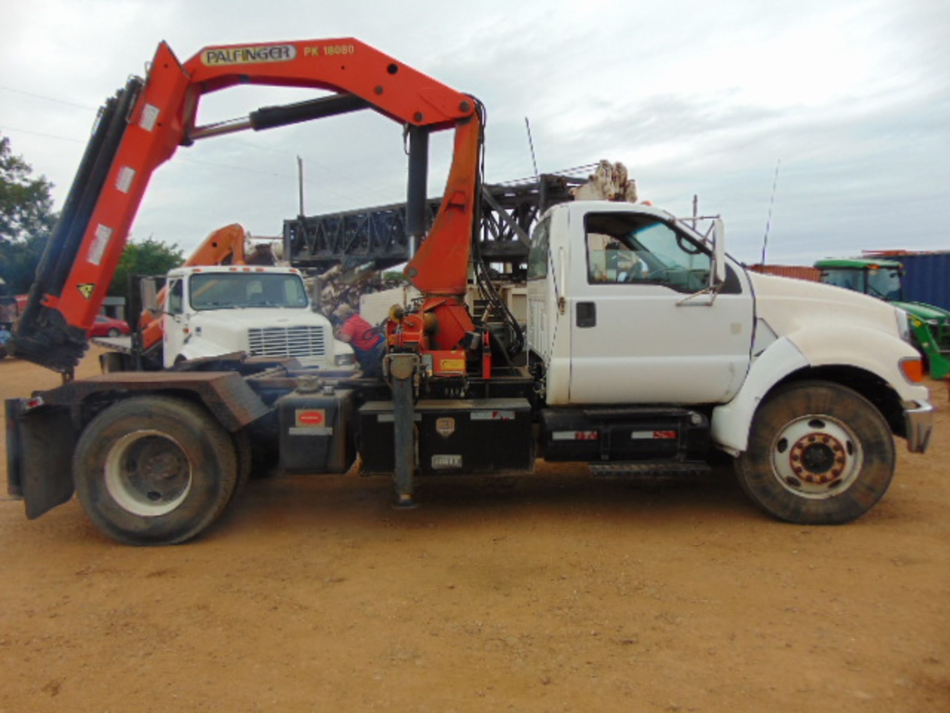 2002 FORD F750 CRANE TRUCK W/PALFINGER 18080 CRANE