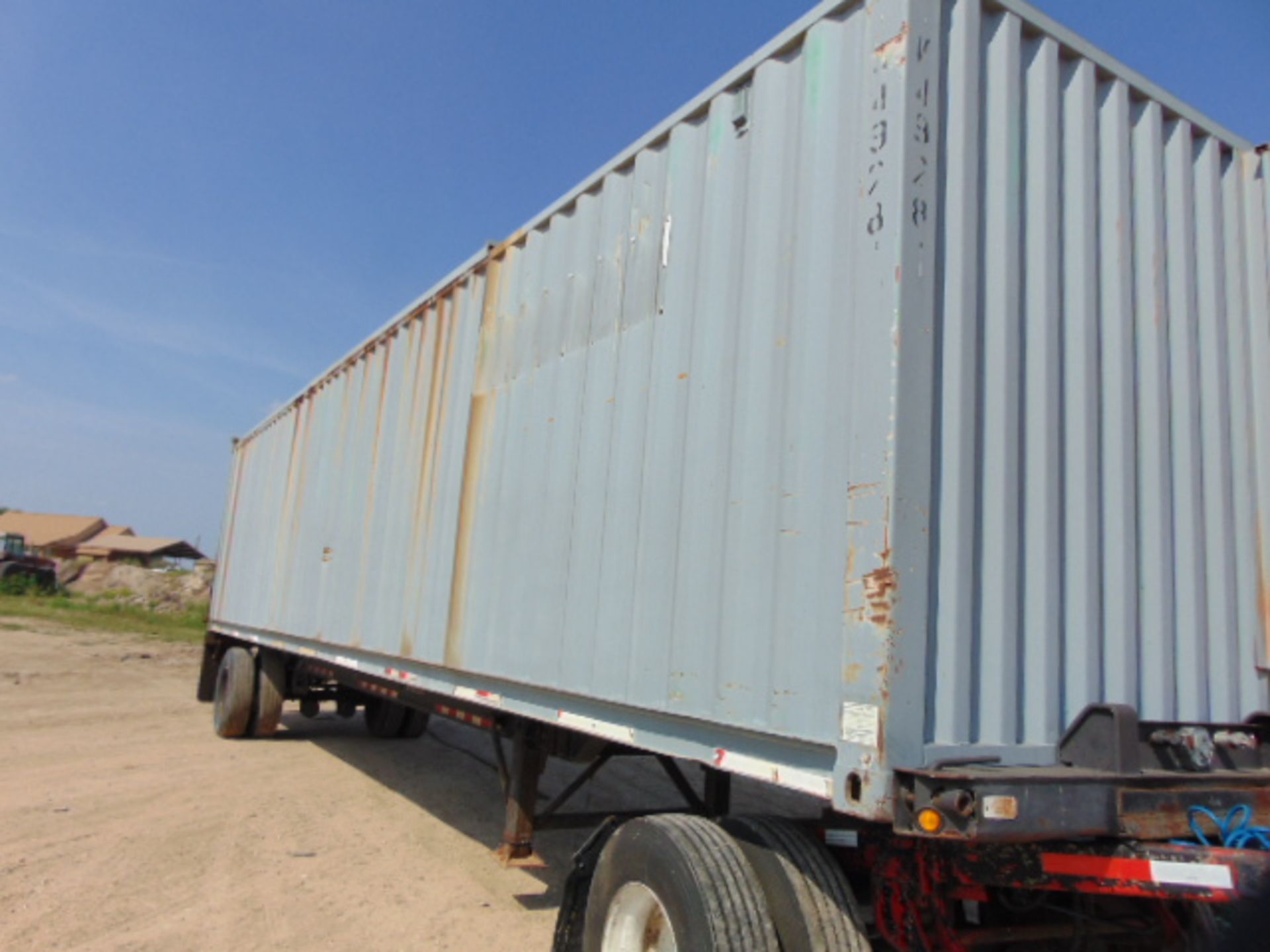 40' CONTAINER W/TRAILER FLOP DOOR ON BACK DOLLY DOES NOT GO - Image 5 of 5