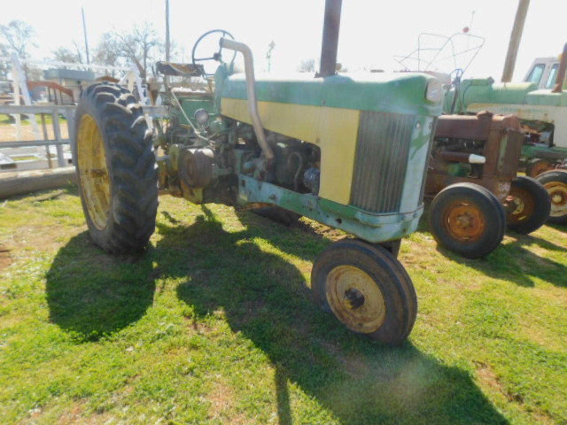 JOHN DEERE 630 GAS TRACTOR RUNS - Image 2 of 4