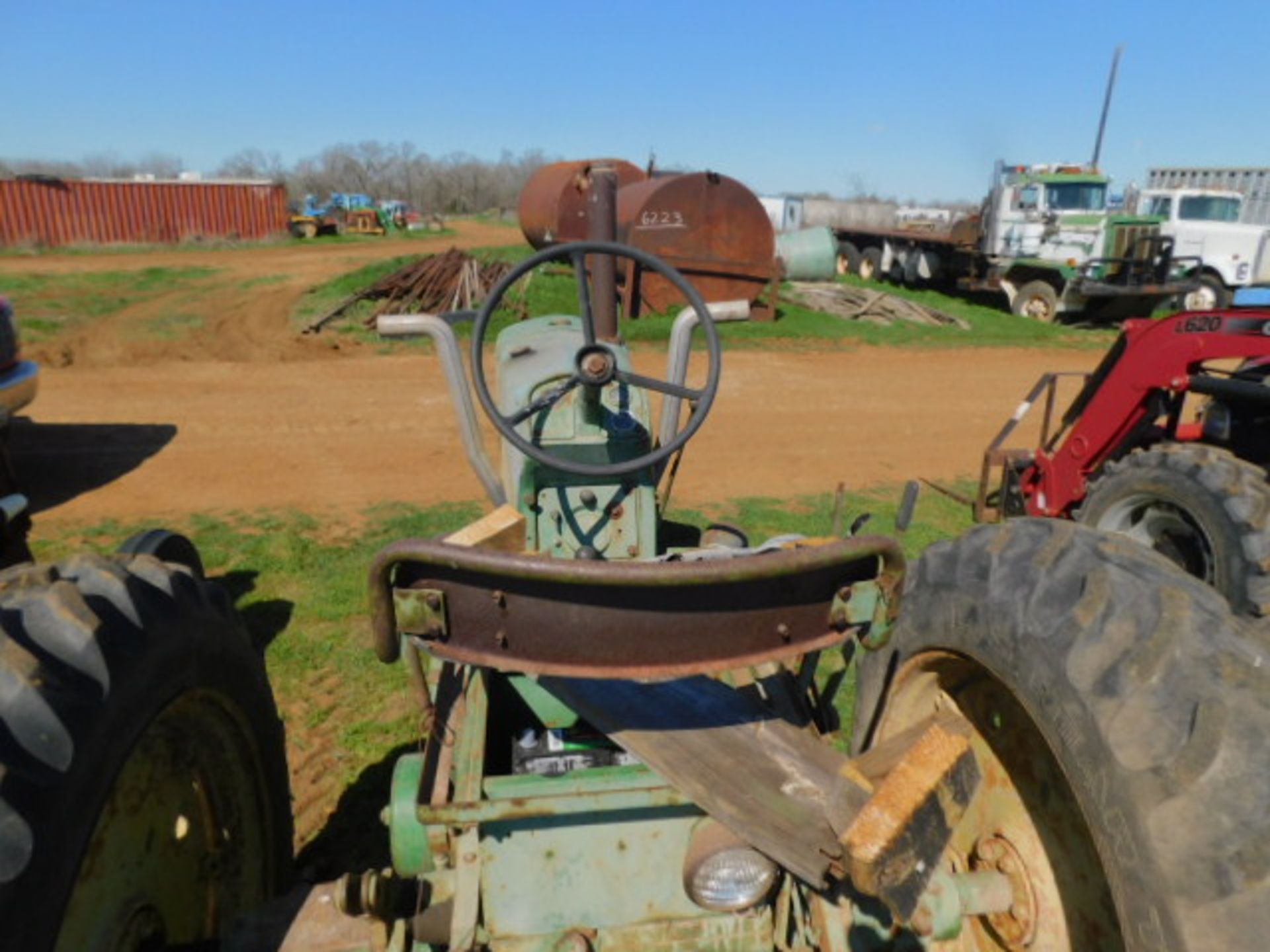 JOHN DEERE 630 GAS TRACTOR RUNS - Image 4 of 4