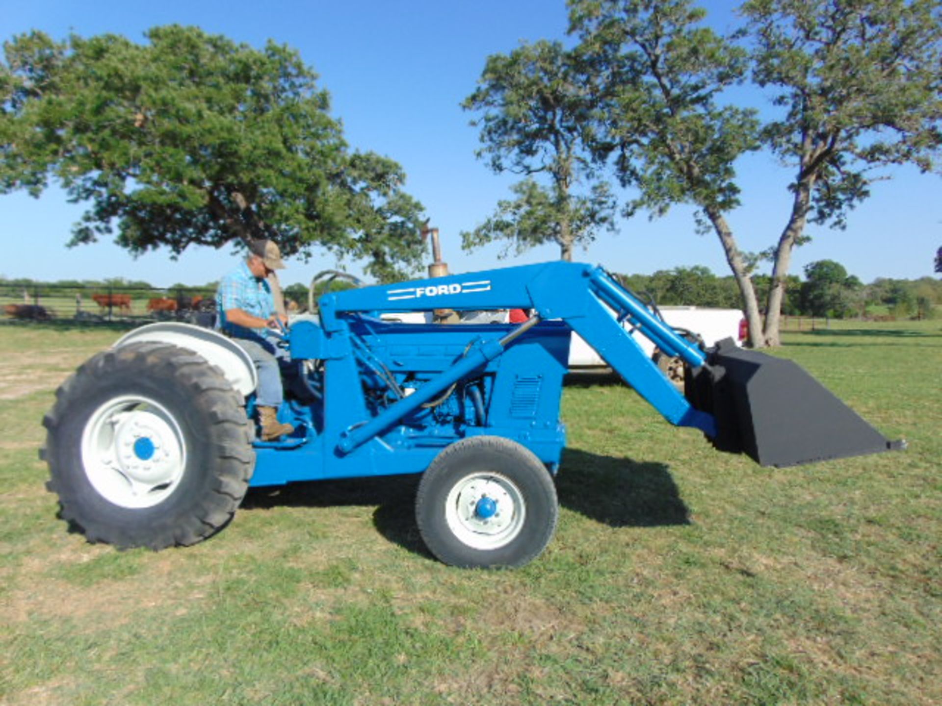 FORD 4500 TRACTOR W/ LOADER