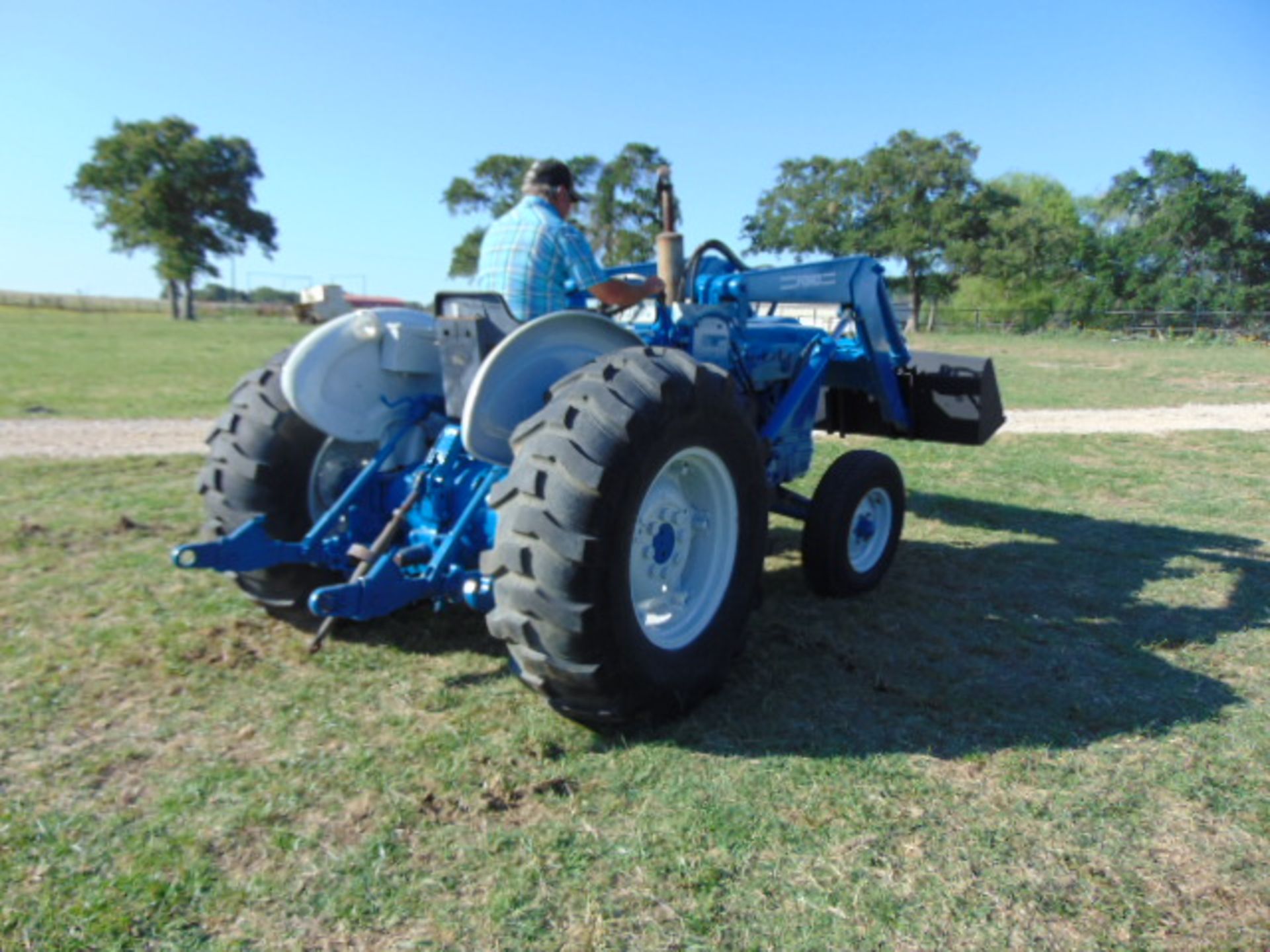 FORD 4500 TRACTOR W/ LOADER - Image 4 of 6