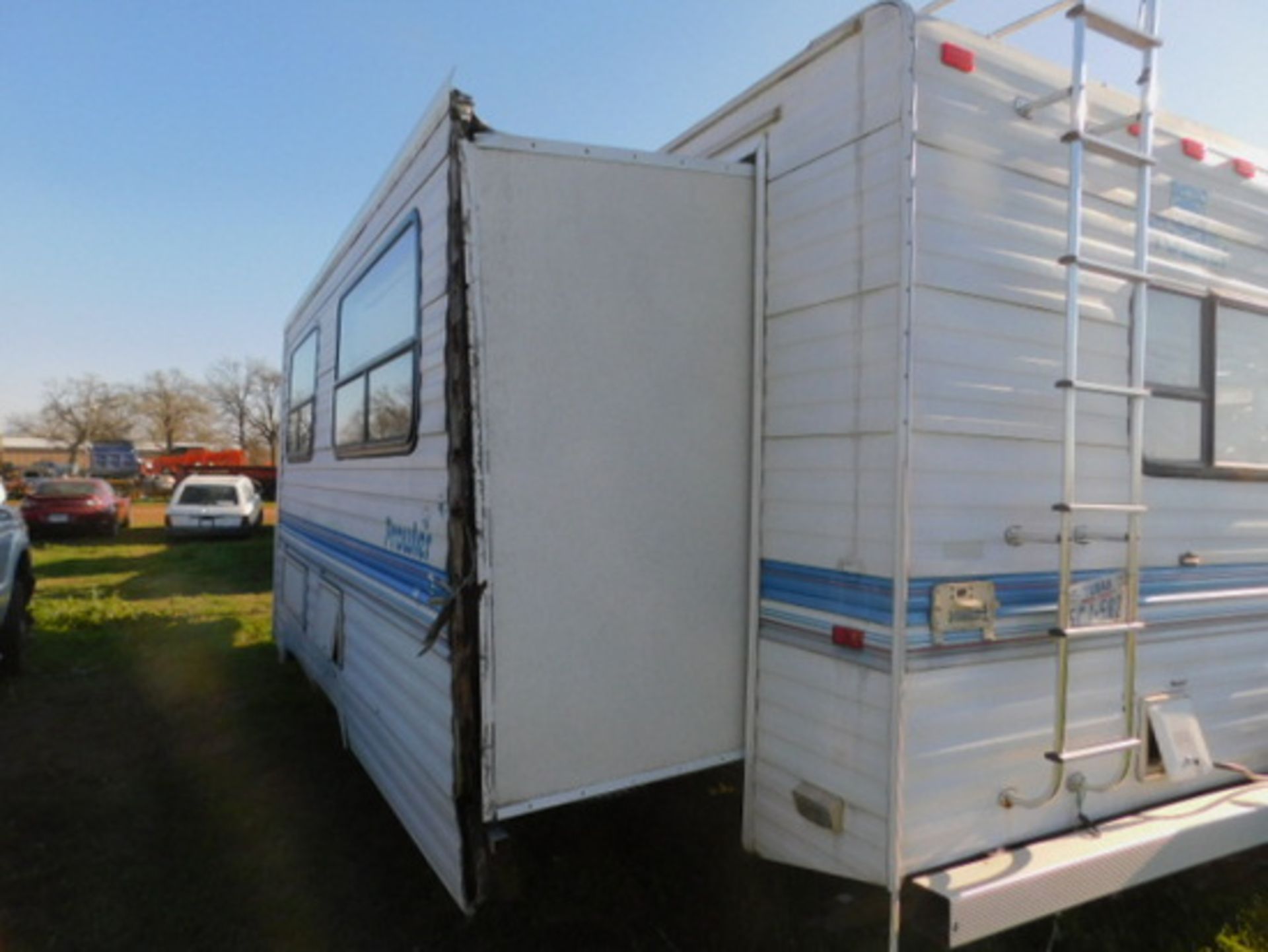 PROWLER 24' TRAVEL TRAILER WITH SLIDE OUT - Image 4 of 9