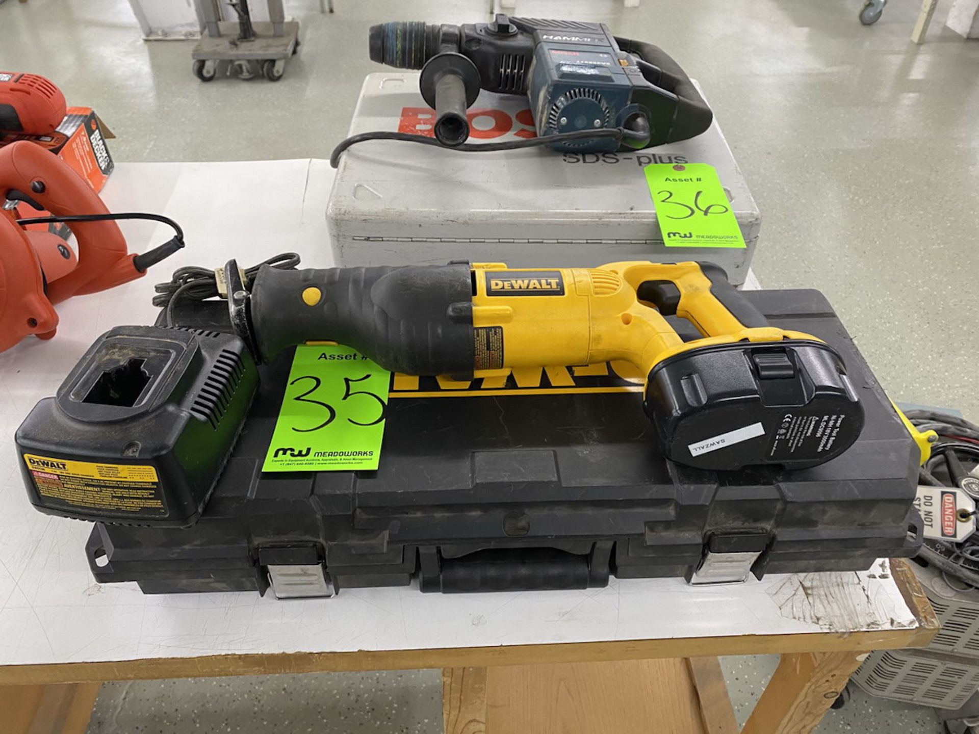 DeWalt Variable Speed Reciprocating Saw 18v with Batteries, Charger, and Carrying Case