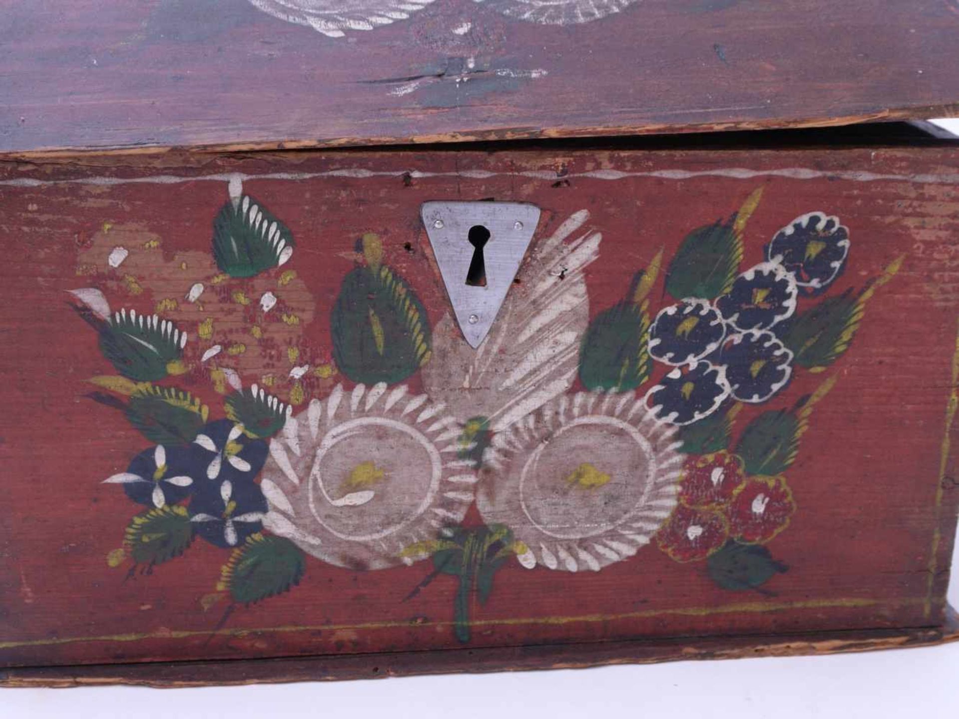 Miniatur Holztruhe 19. Jhd.Kastenform mit gewölbtem Deckel. Florale polychrome Bemalung auf rotem - Bild 2 aus 4