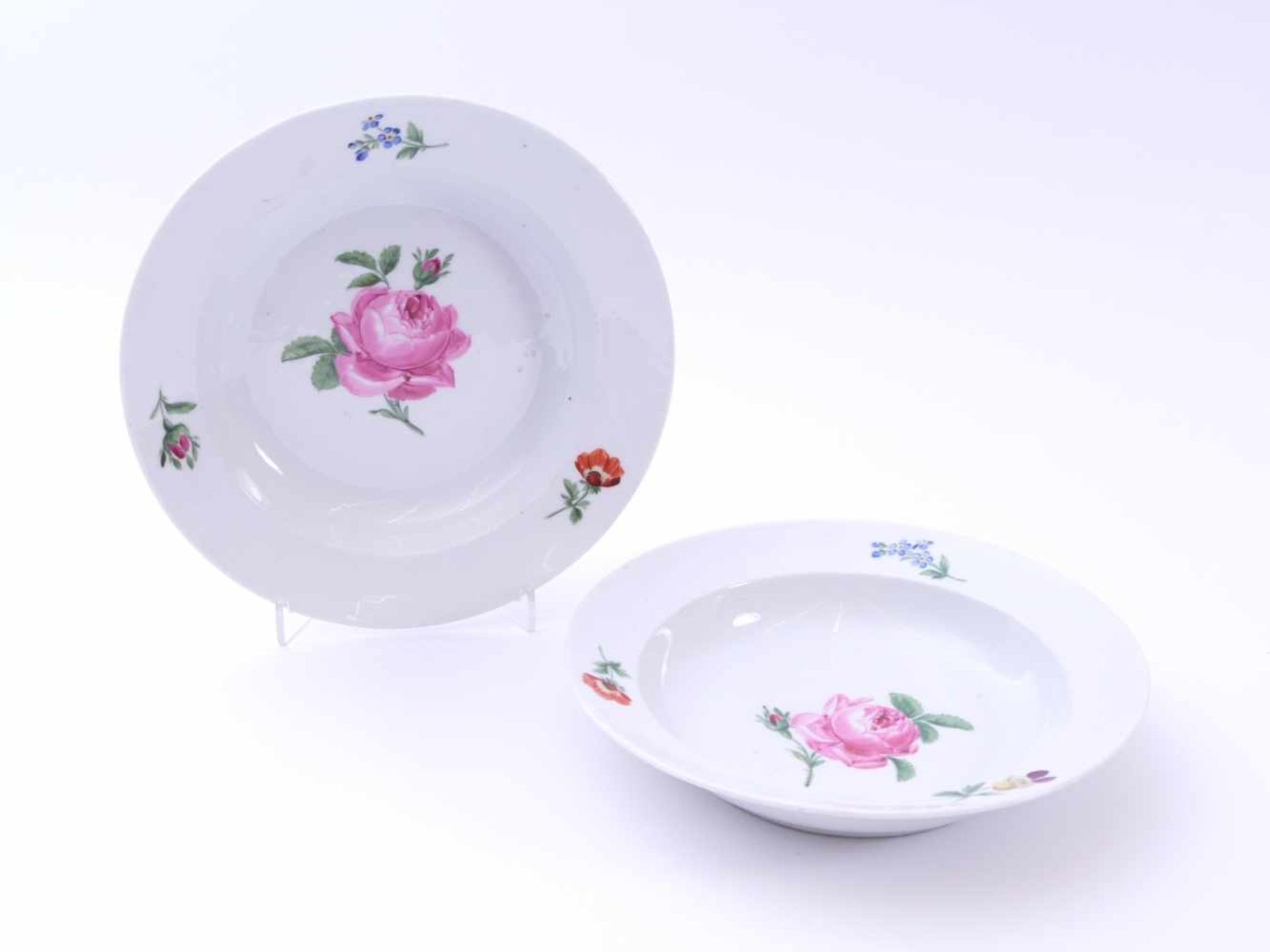 Meissen Paar Teller 1817-1824Suppenteller mit Rosendekor im Spiegel sowie Streublumen auf der Fahne.