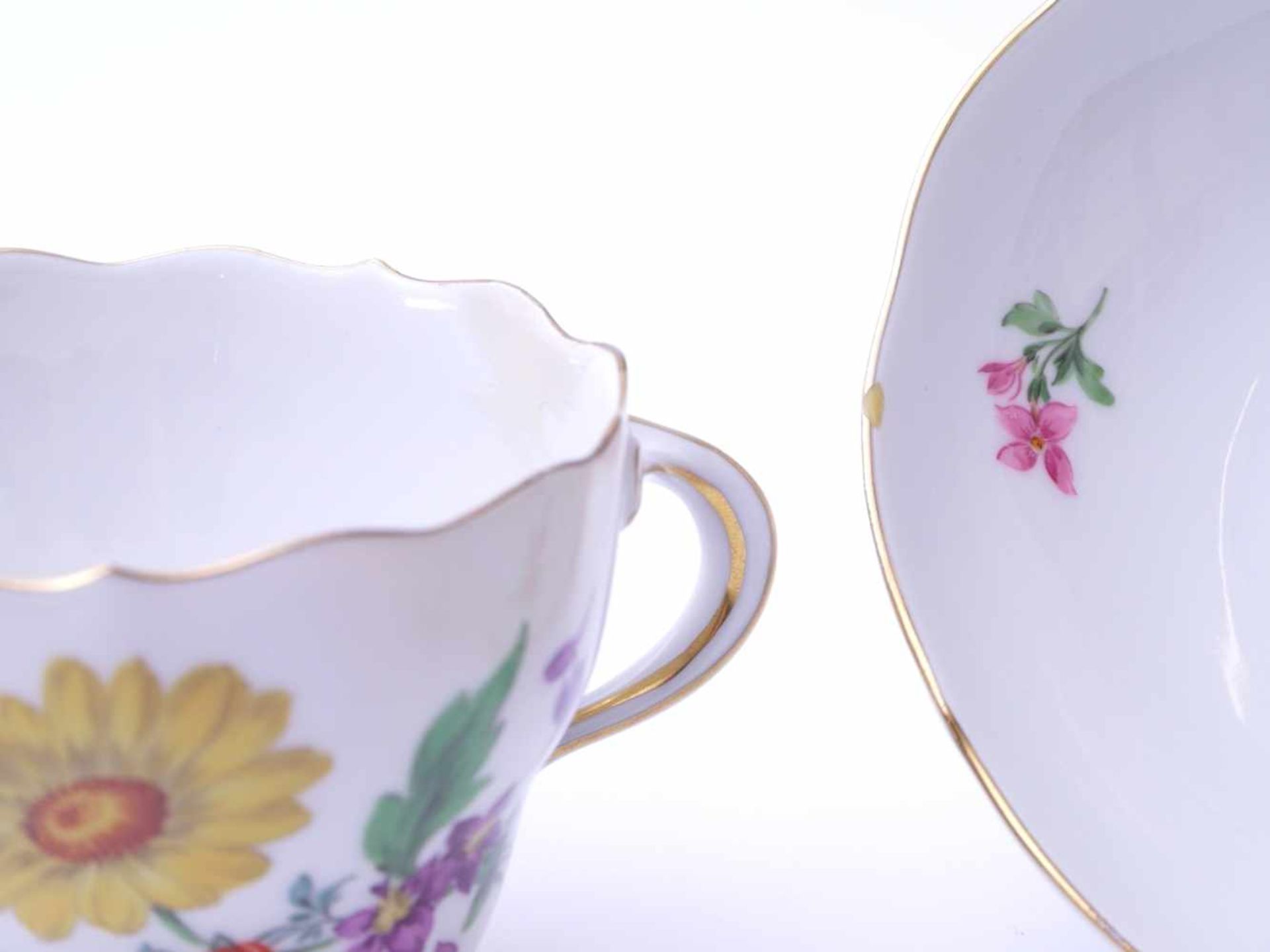 Meissen KaffeetasseKomplettes Set mit Untertasse. Feine florale Malerei und Goldränder. Die - Bild 5 aus 8