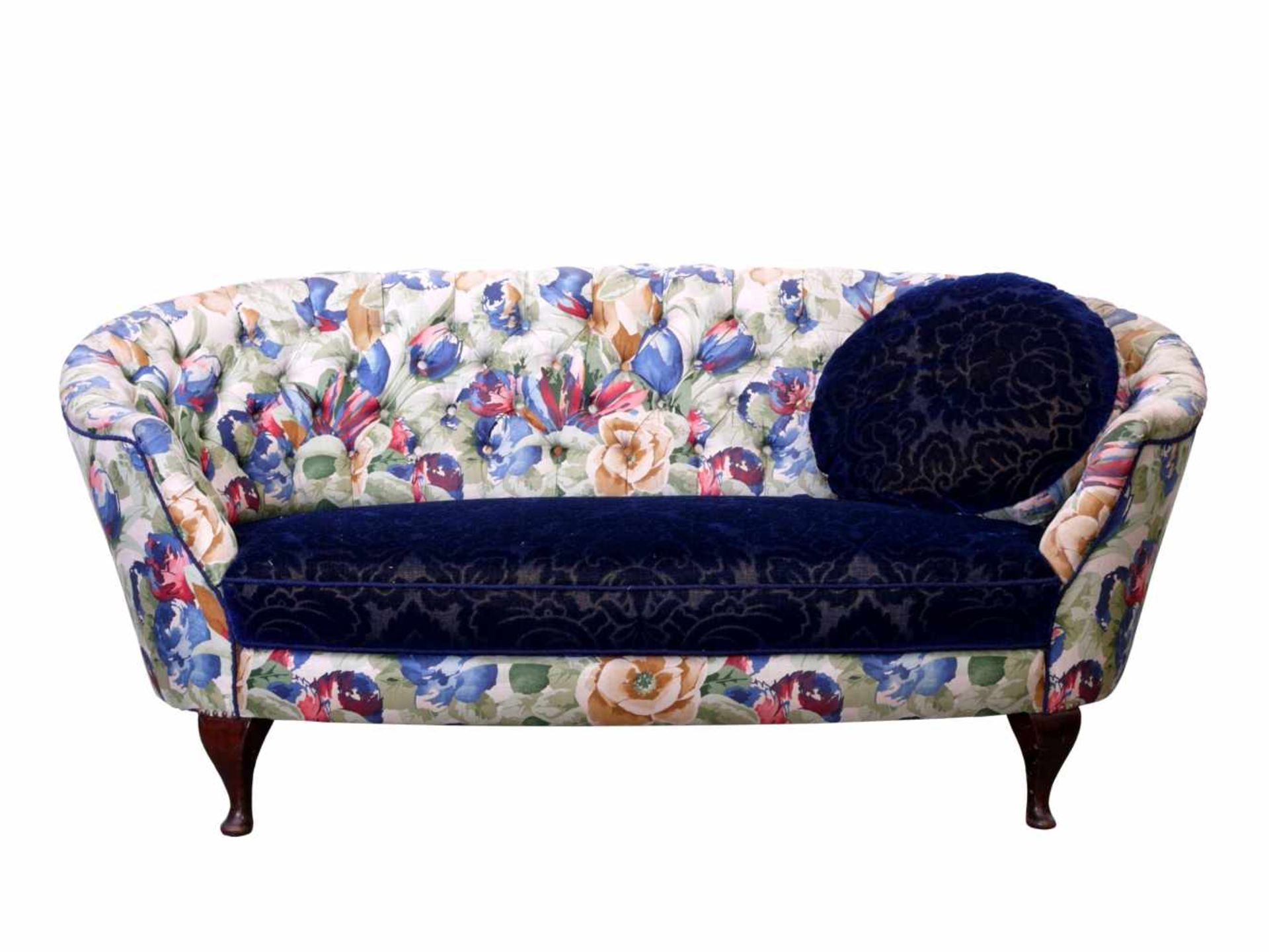 Chippendale Sofa um 1900Auf vier niedrigen, geschwungenen Chippendale Beinchen stehendes Möbel mit