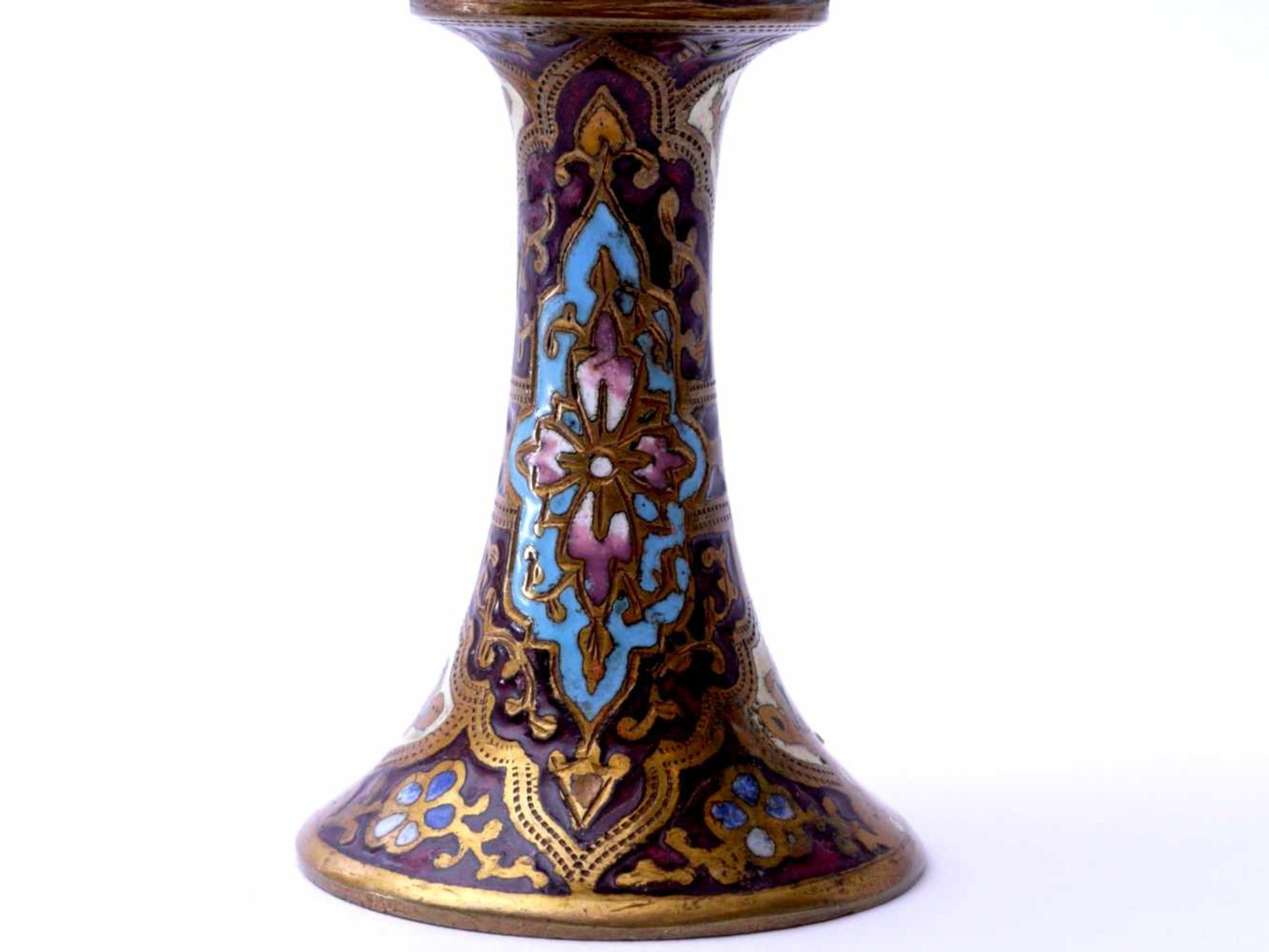 Cloisonné Vase und Kerzenhalter wohl RusslandFeine Zellenschmelzarbeiten auf Messing. Der - Bild 5 aus 6