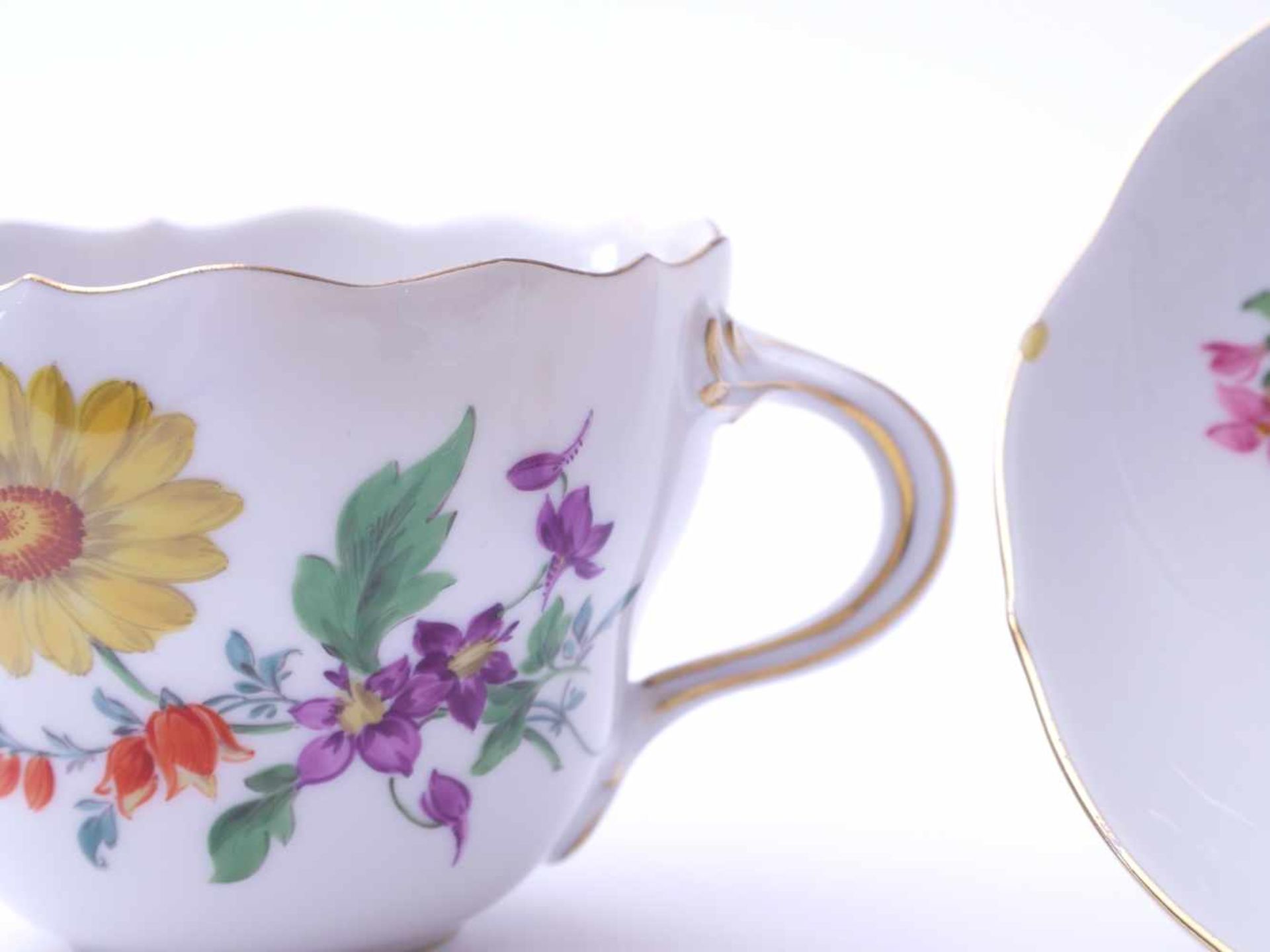 Meissen KaffeetasseKomplettes Set mit Untertasse. Feine florale Malerei und Goldränder. Die - Bild 3 aus 8