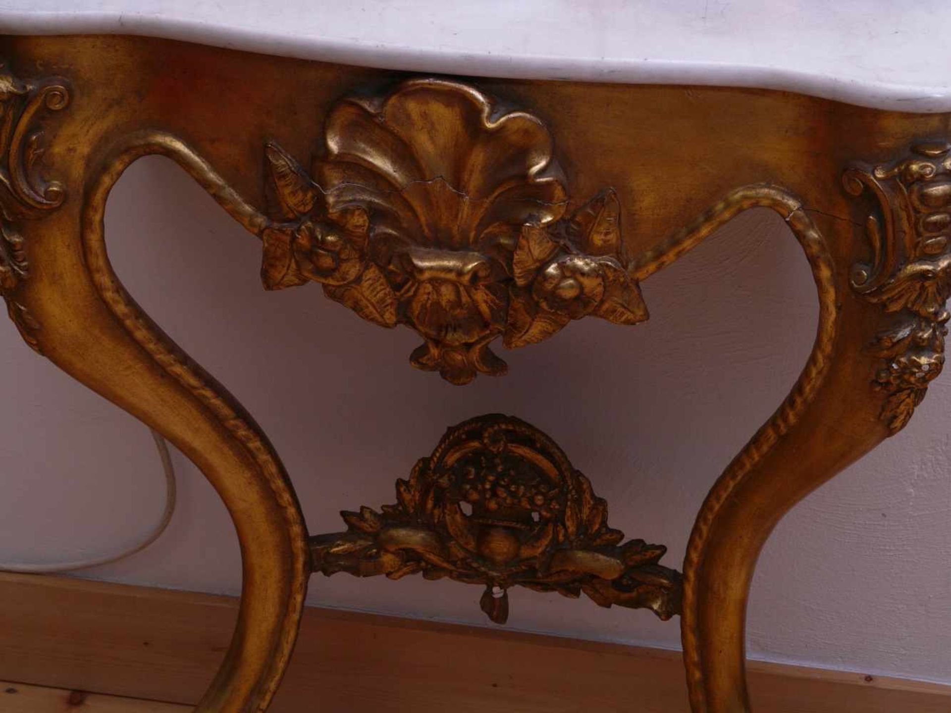 Prachtvoller neobarocker Konsolspiegel deutsch um 1860Schmales Tischchen auf zwei geschweiften - Image 4 of 7