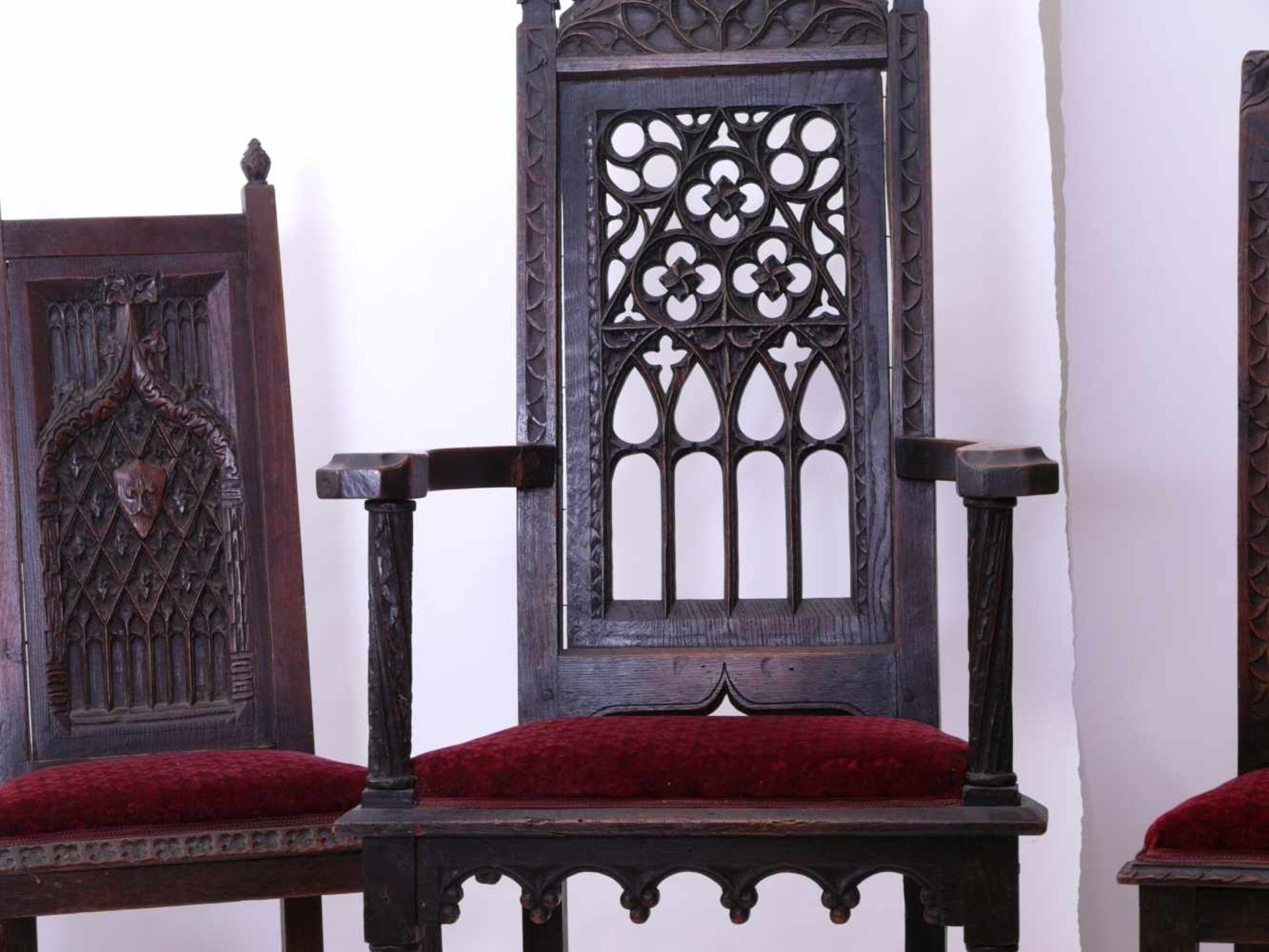 Historismus Posten Stühle neugotisch um 1900Fünf Hochlehnstühle, in Eiche, mit geschnitzten - Bild 4 aus 5