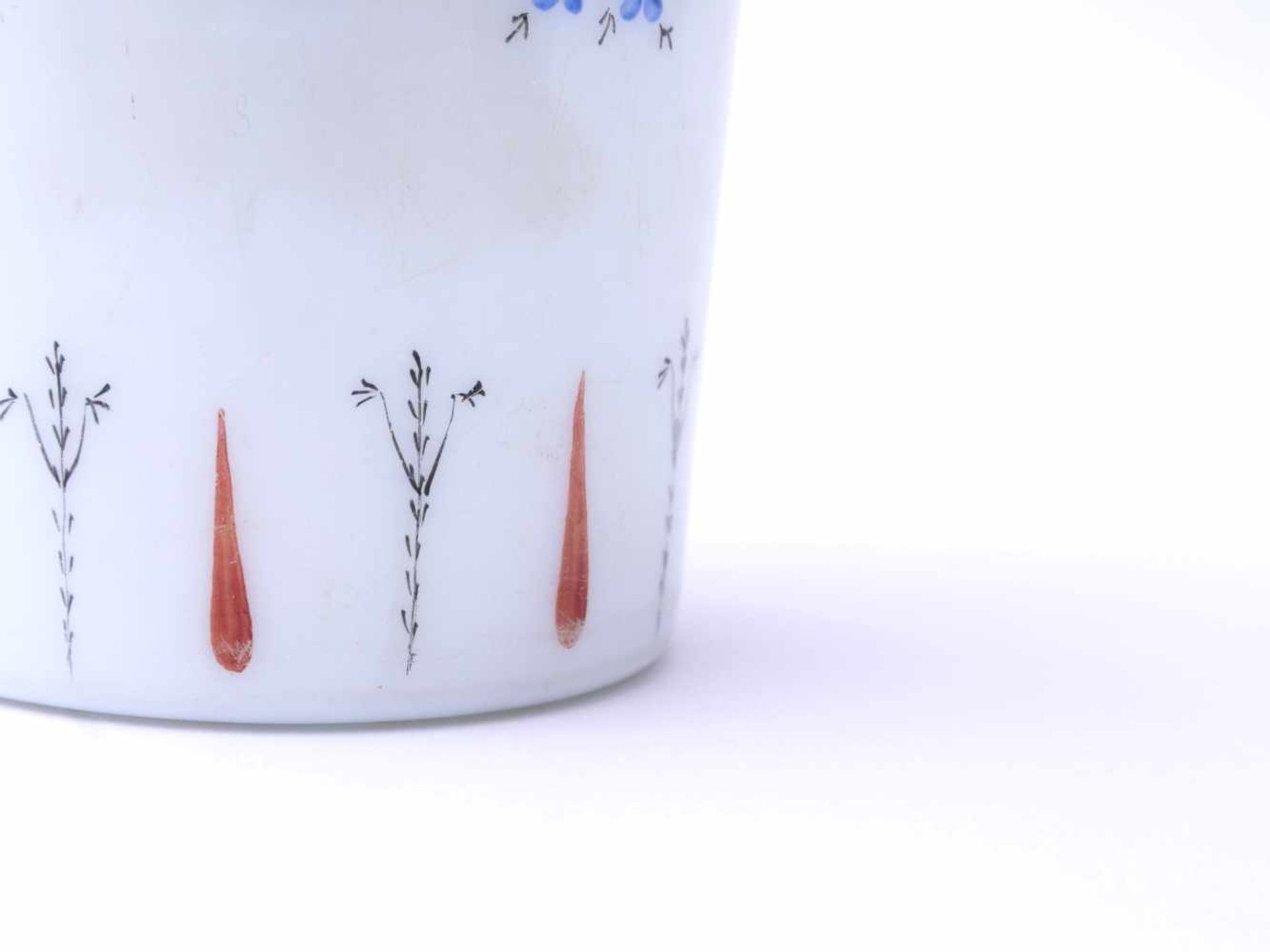 Biedermeier GlasbecherMilchglas in zylindrischer Form. Handbemalt mit Festons und floralen - Bild 3 aus 5