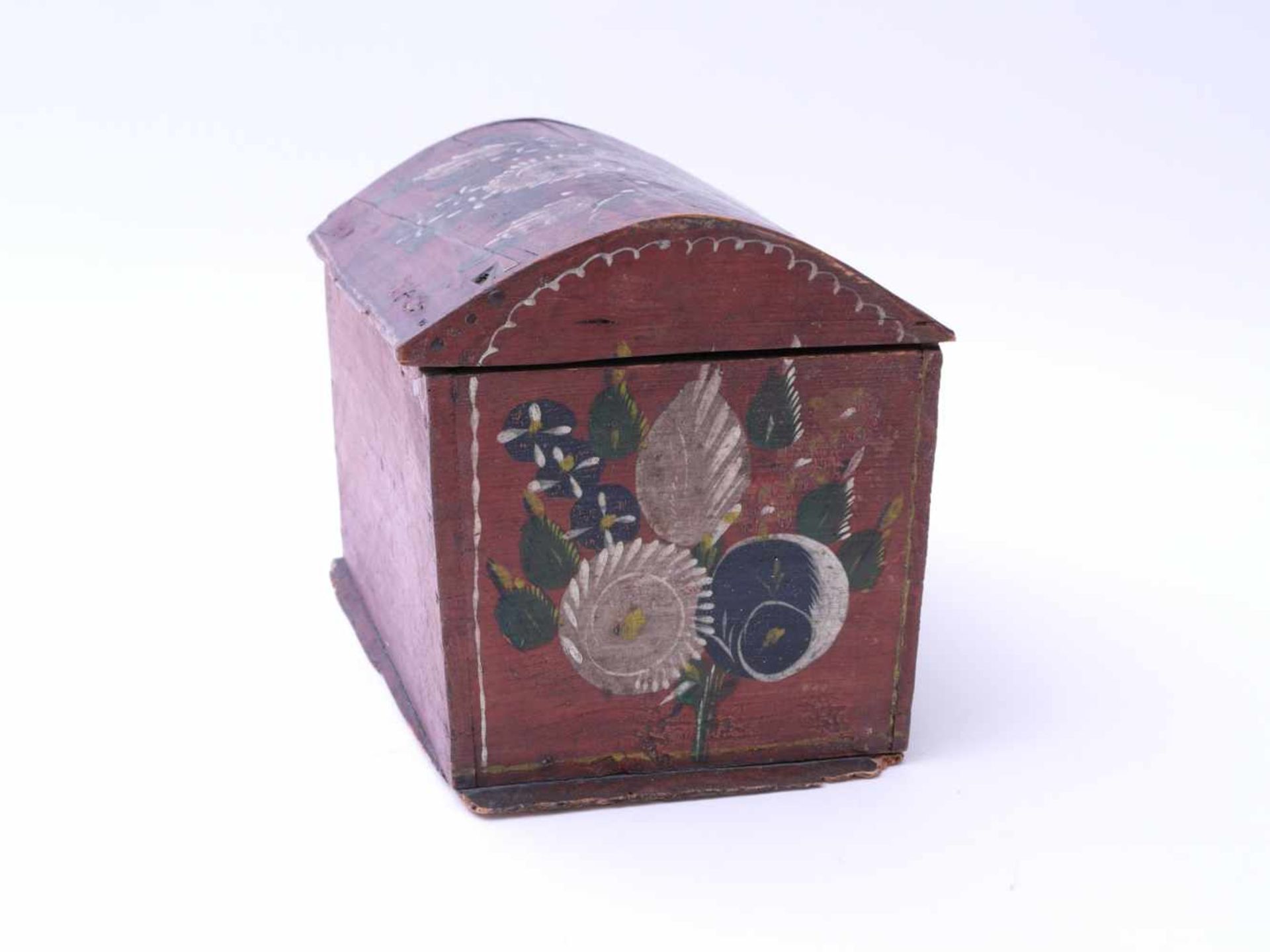 Miniatur Holztruhe 19. Jhd.Kastenform mit gewölbtem Deckel. Florale polychrome Bemalung auf rotem - Bild 3 aus 4