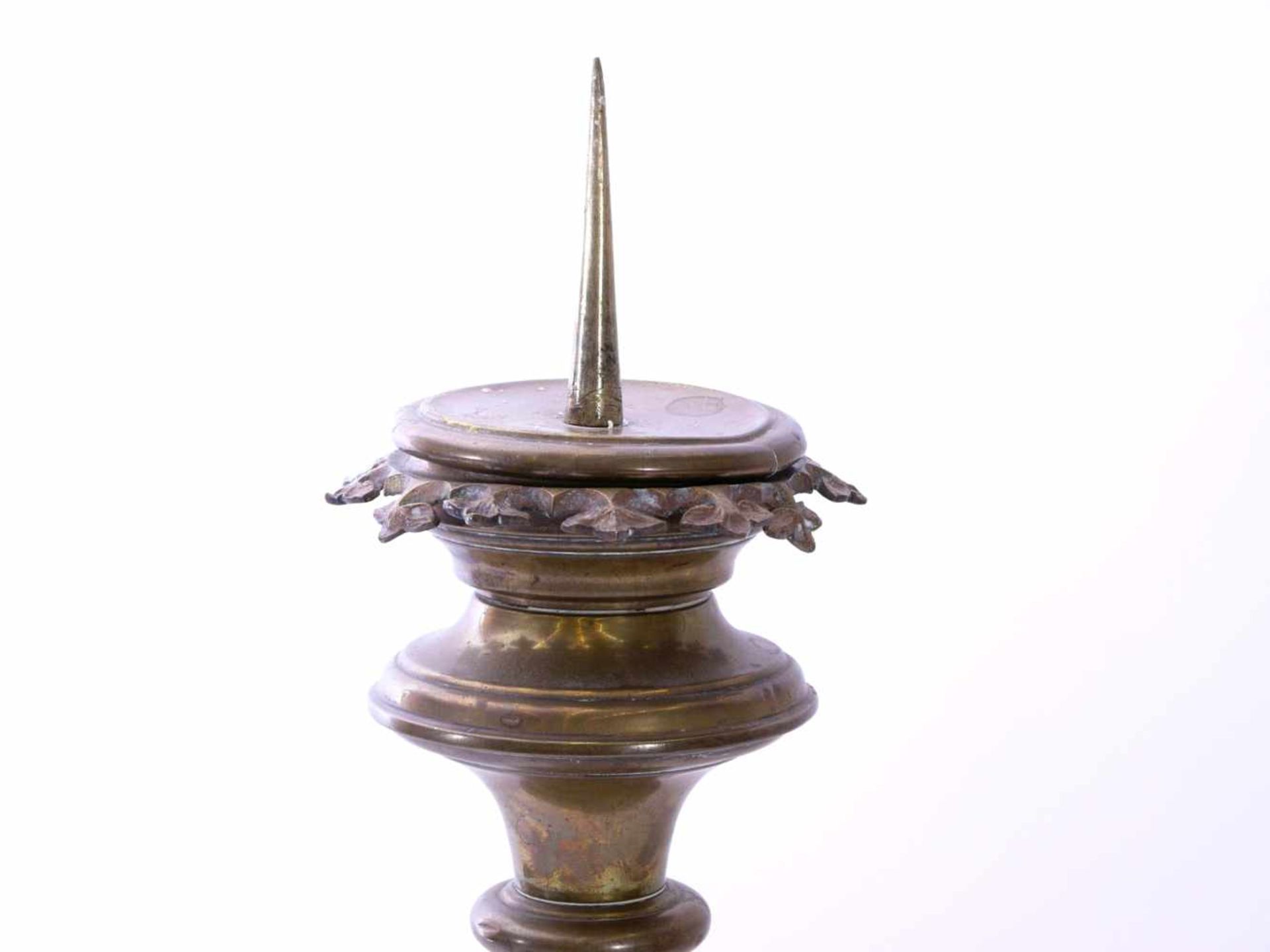 Messingleuchter um 1900Hoher Glockenfuß mit schlankem, durch vier Scheibennodi gegliedertem - Bild 2 aus 4