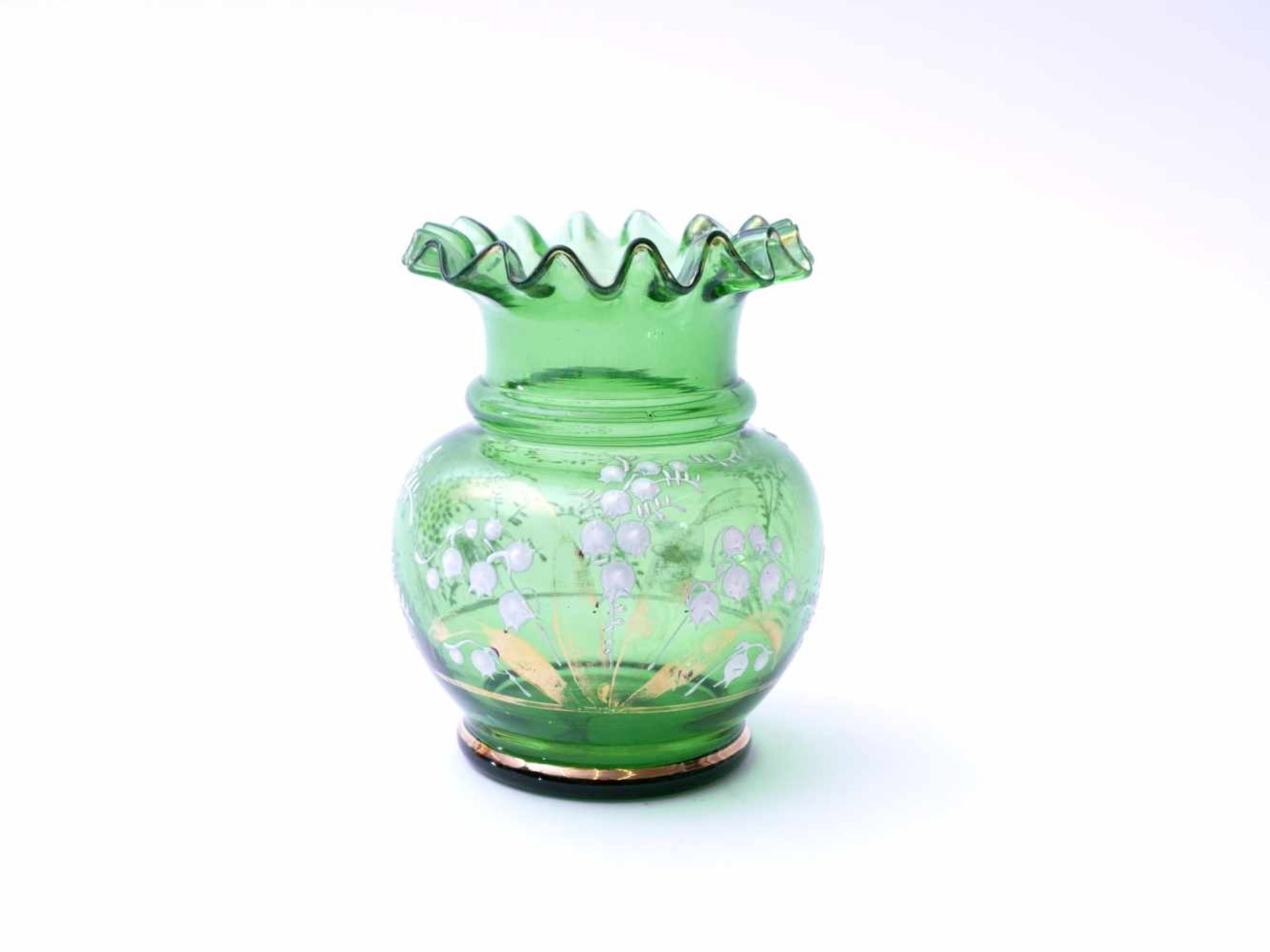 Biedermeierliche GlasvaseKugelvase aus Grünglas, Spätbiedermeier. Weite, regelmäßig gekniffene