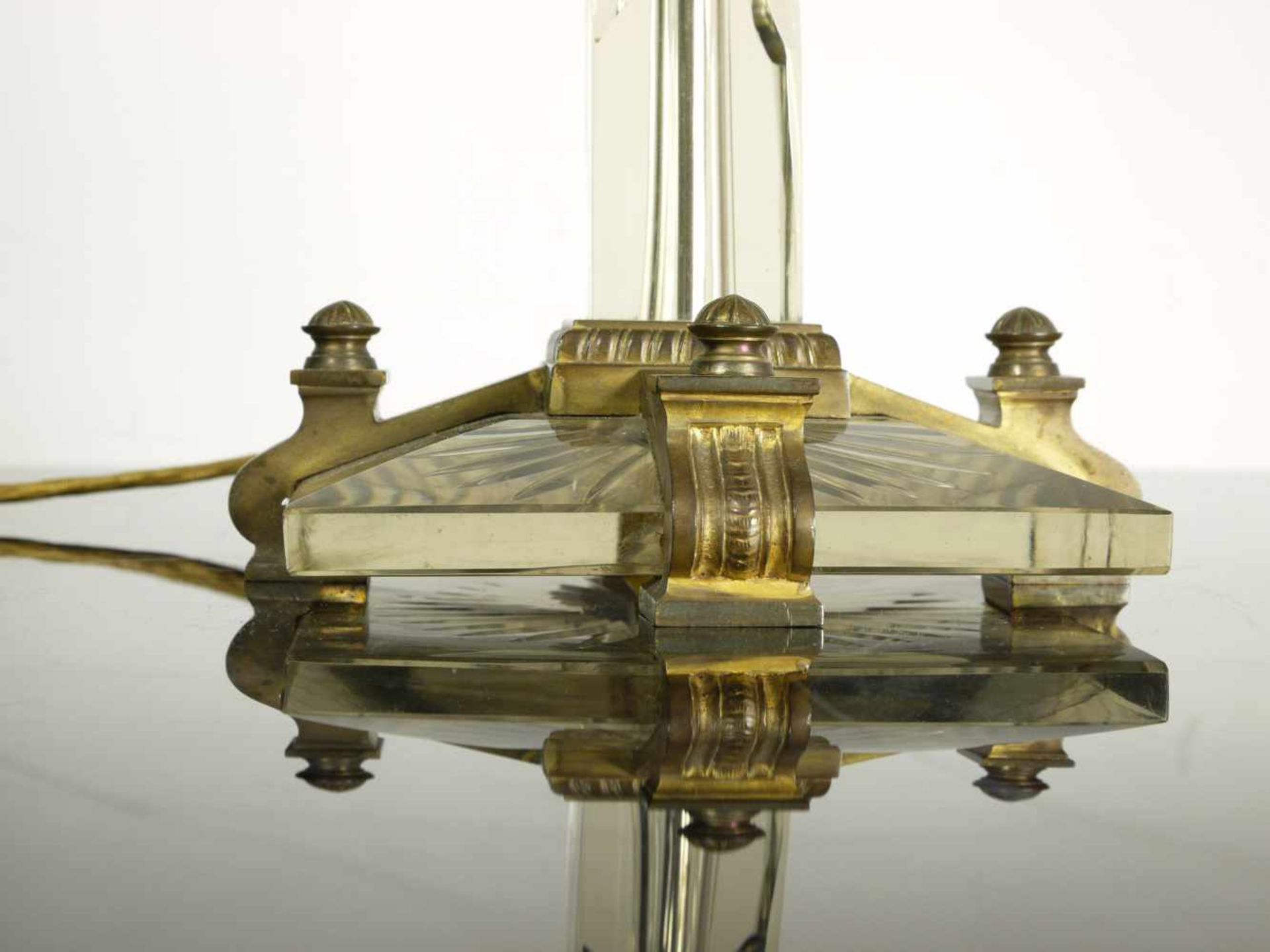 Hohe Art Deco Tischlampe Kristall und Bronze um 1920Quadratischer Fuß, als farblose Kristallplatte - Bild 3 aus 6