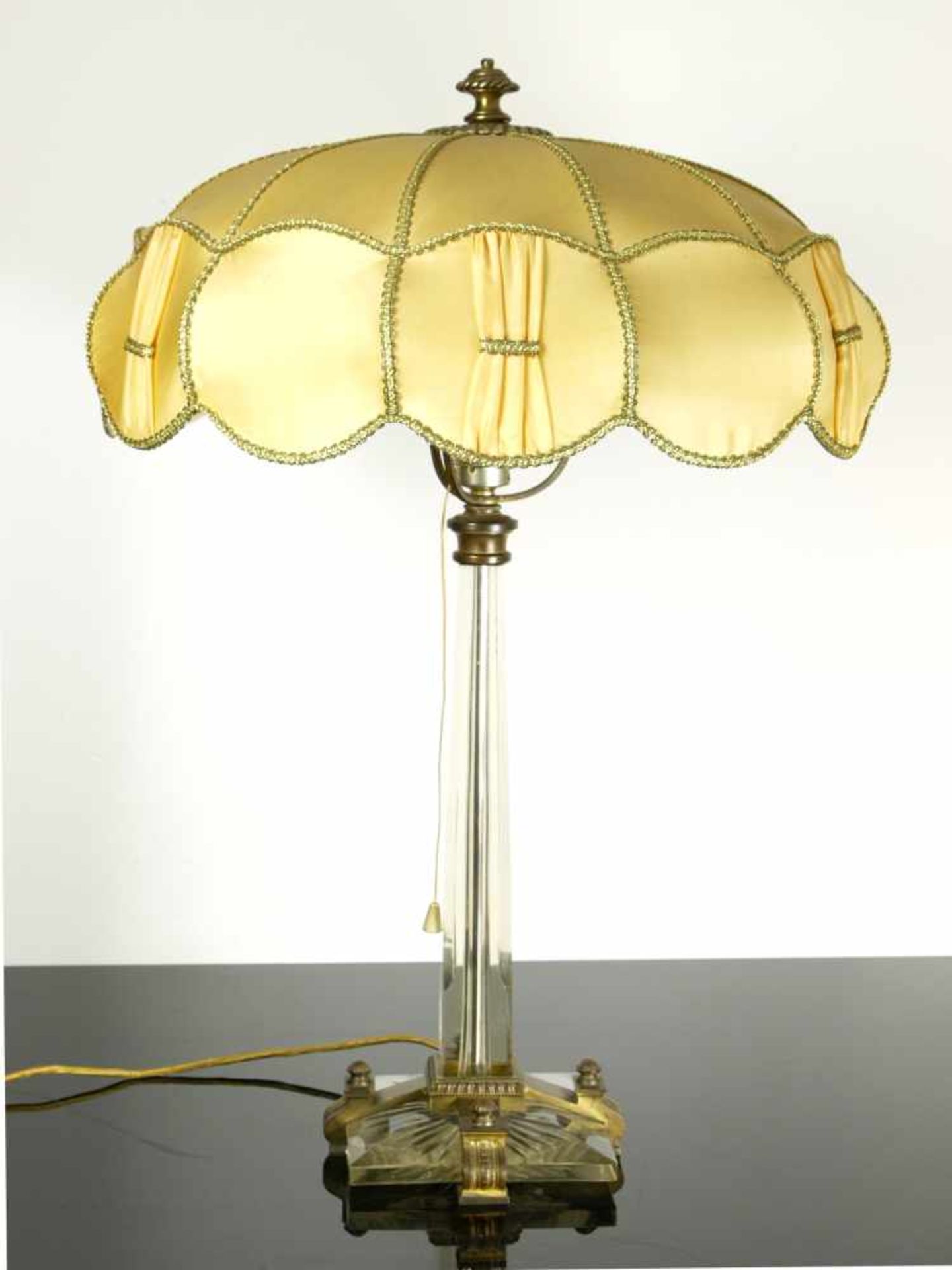 Hohe Art Deco Tischlampe Kristall und Bronze um 1920Quadratischer Fuß, als farblose Kristallplatte