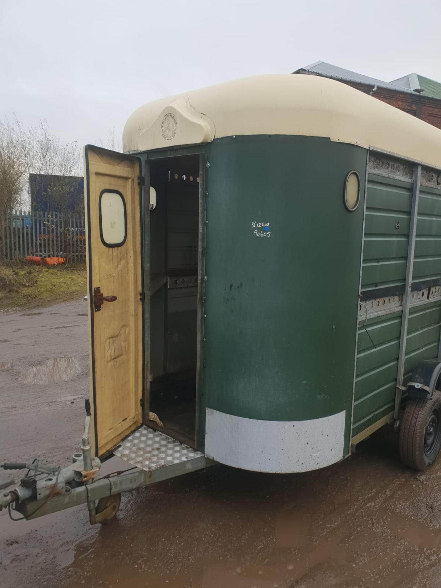 GOOD SOLID TWIN AXLE HORSEBOX TRAILER WITH GALVANISED CHASSIS *NO VAT* - Image 4 of 8