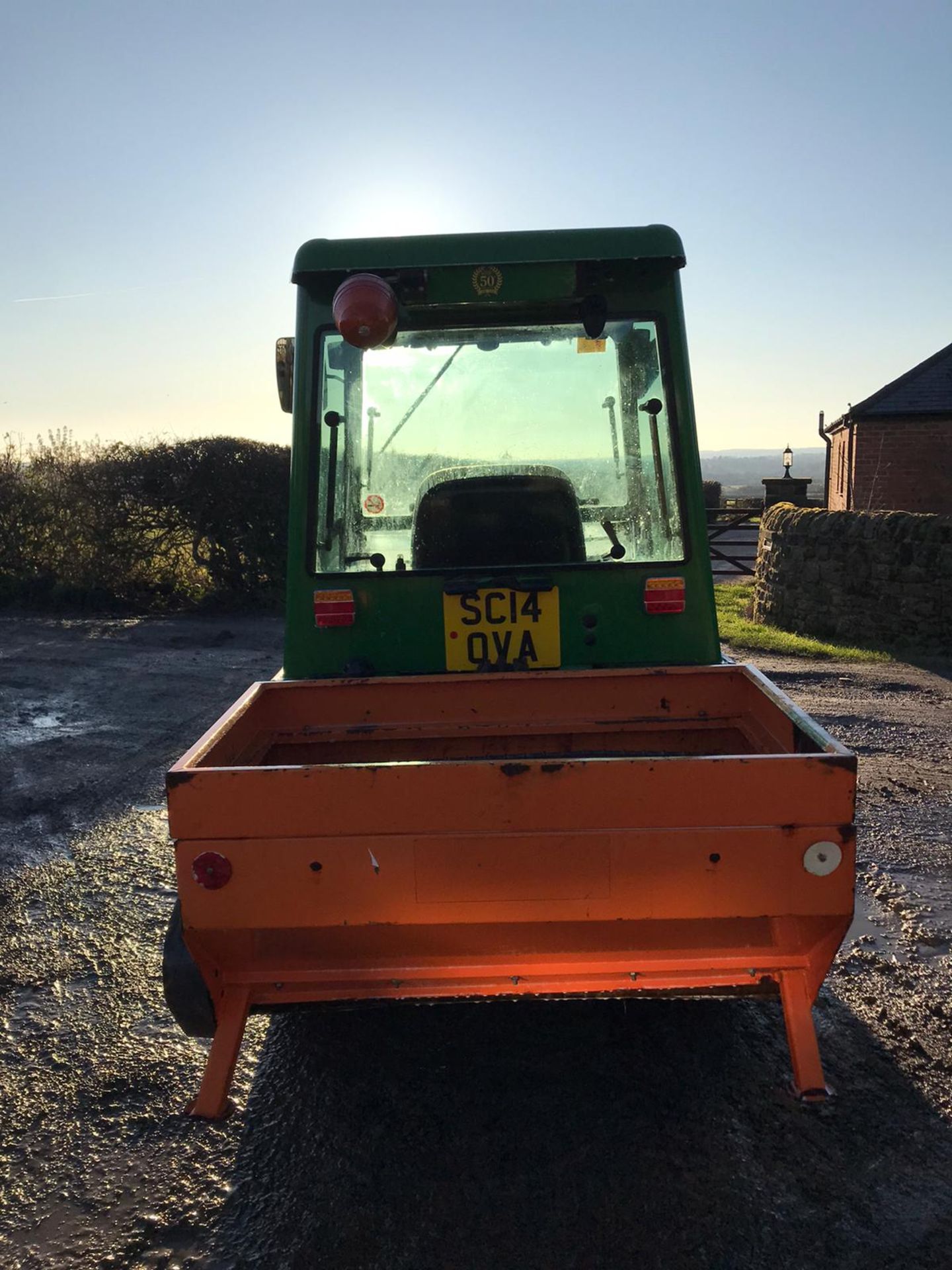 JOHN DEERE 2025R COMPACT TRACTOR, YEAR 2014, FRONT HYDRAULICS, TILT BLADE, FULL CAB C/W REAR GRITTER - Image 4 of 5