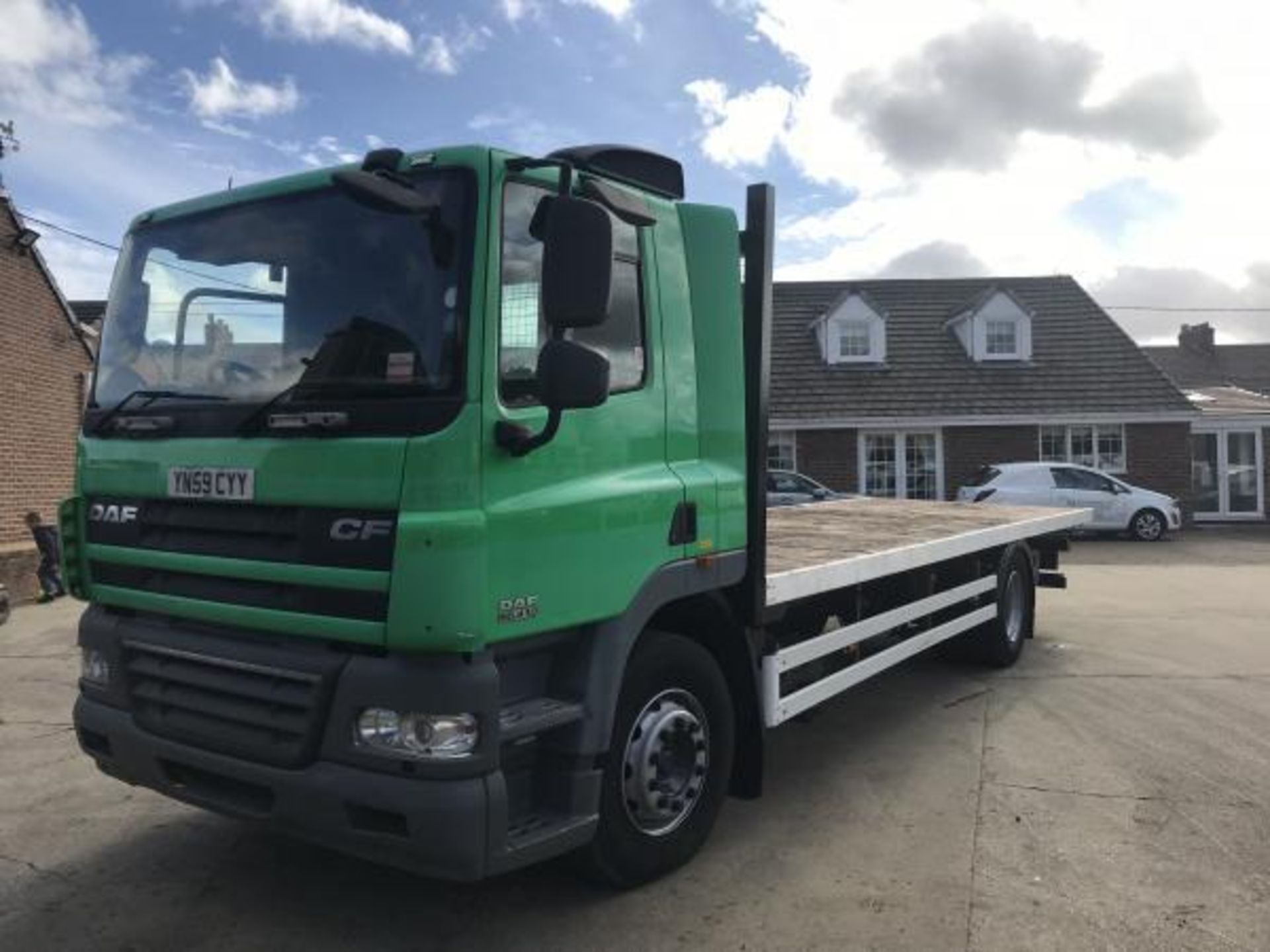 2009/59 REG DAF CF 85.410 18 TON FLAT BED TRUCK 26FT WITH AIR CON *PLUS VAT* - Image 2 of 13