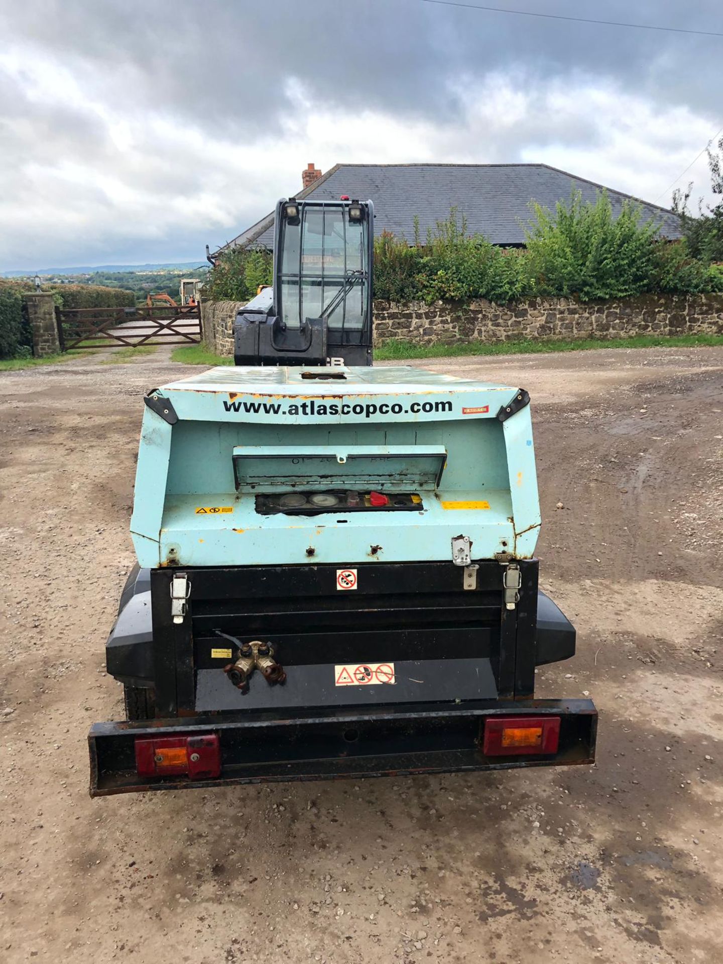 2005 ATLAS COPCO XAS 47 SINGLE AXLE AIR COMPRESSOR, RUNS, WORKS, MAKES AIR, 3 CYLINDER DEUTZ ENGINE - Image 3 of 7