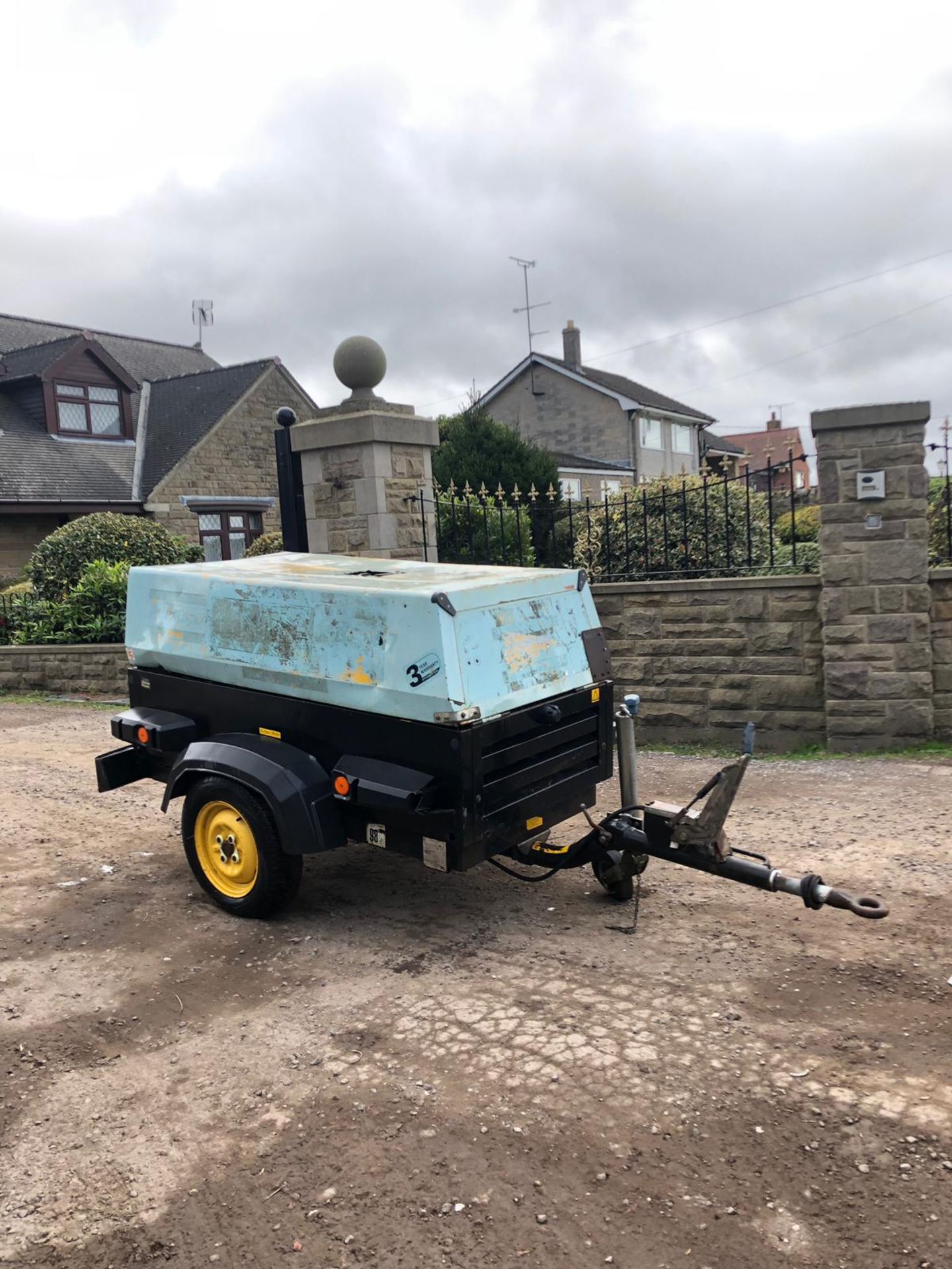 2005 ATLAS COPCO XAS 47 SINGLE AXLE AIR COMPRESSOR, RUNS, WORKS, MAKES AIR, 3 CYLINDER DEUTZ ENGINE - Image 2 of 7