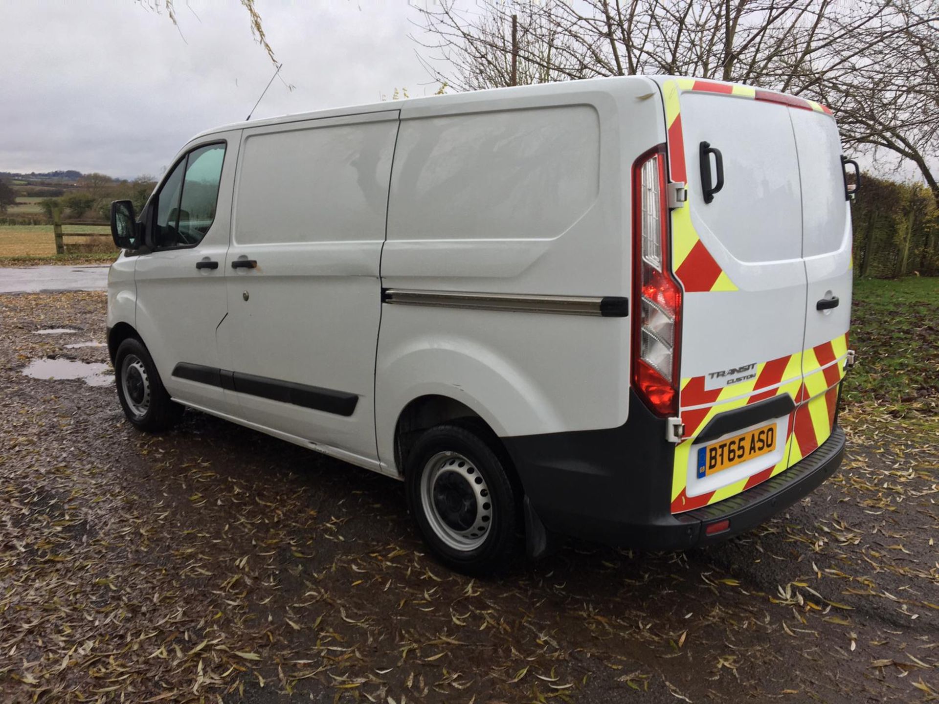 2015/65 REG FORD TRANSIT CUSTOM 270 ECO-TECH 2.2 DIESEL WHITE PANEL VAN, SHOWING 0 FORMER KEEPERS - Image 3 of 11