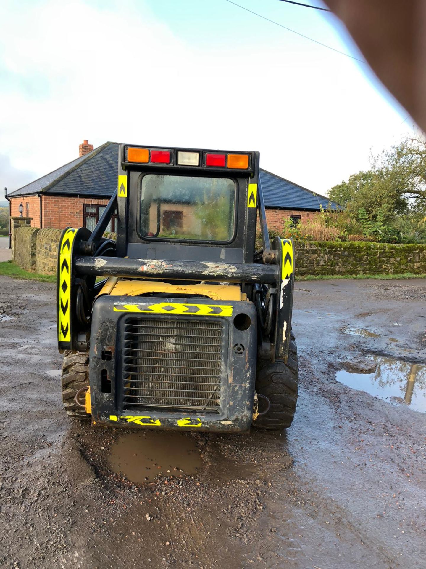 NEW HOLLAND L150 SKID STEER LOADER 4WD WITH BUCKET, RUNS, WORKS AND LIFTS *PLUS VAT* - Image 3 of 6