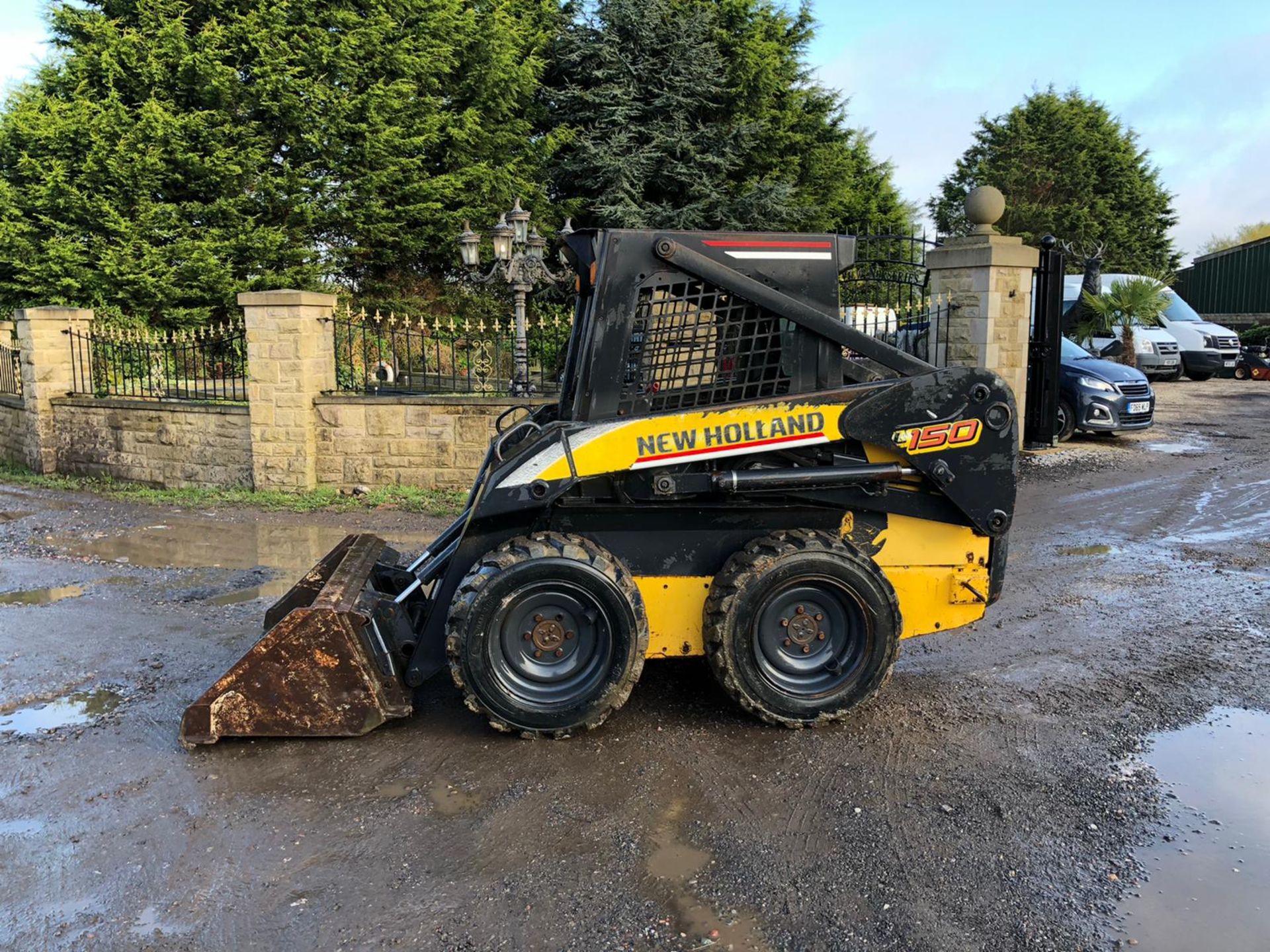 NEW HOLLAND L150 SKID STEER LOADER 4WD WITH BUCKET, RUNS, WORKS AND LIFTS *PLUS VAT*