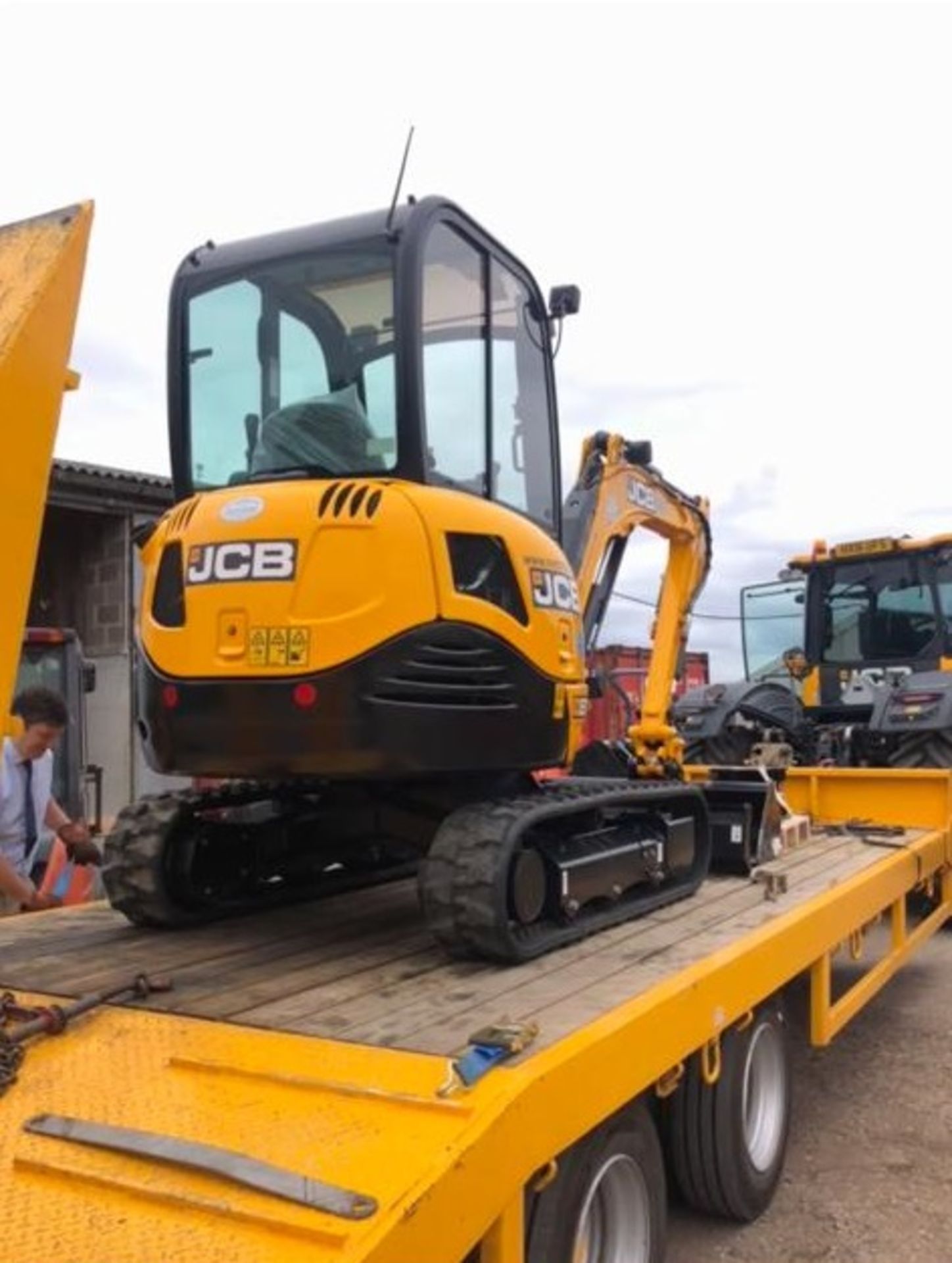 BRAND NEW & UNUSED JCB 8026 CTS TRACKED CRAWLER MINI EXCAVATOR / DIGGER - C/W 3 X BUCKETS *PLUS VAT* - Image 11 of 12