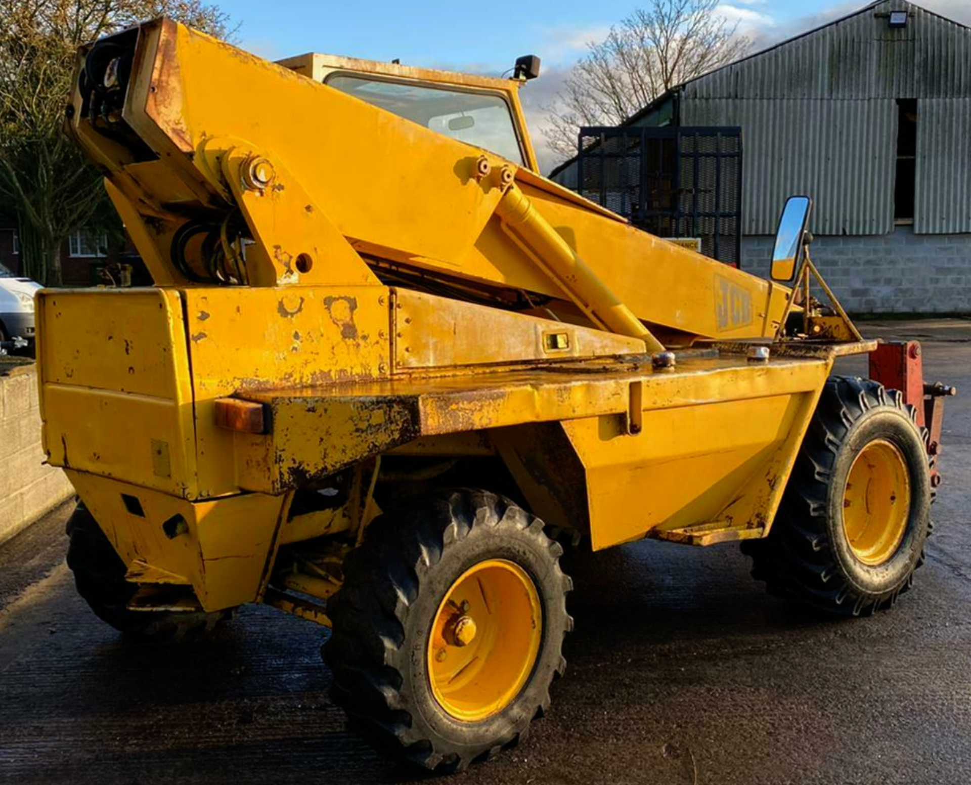 JCB 525 Telehandler  Showing 6246 hours    Forward and reverse lever  Manual gears Rear steer - Image 7 of 10