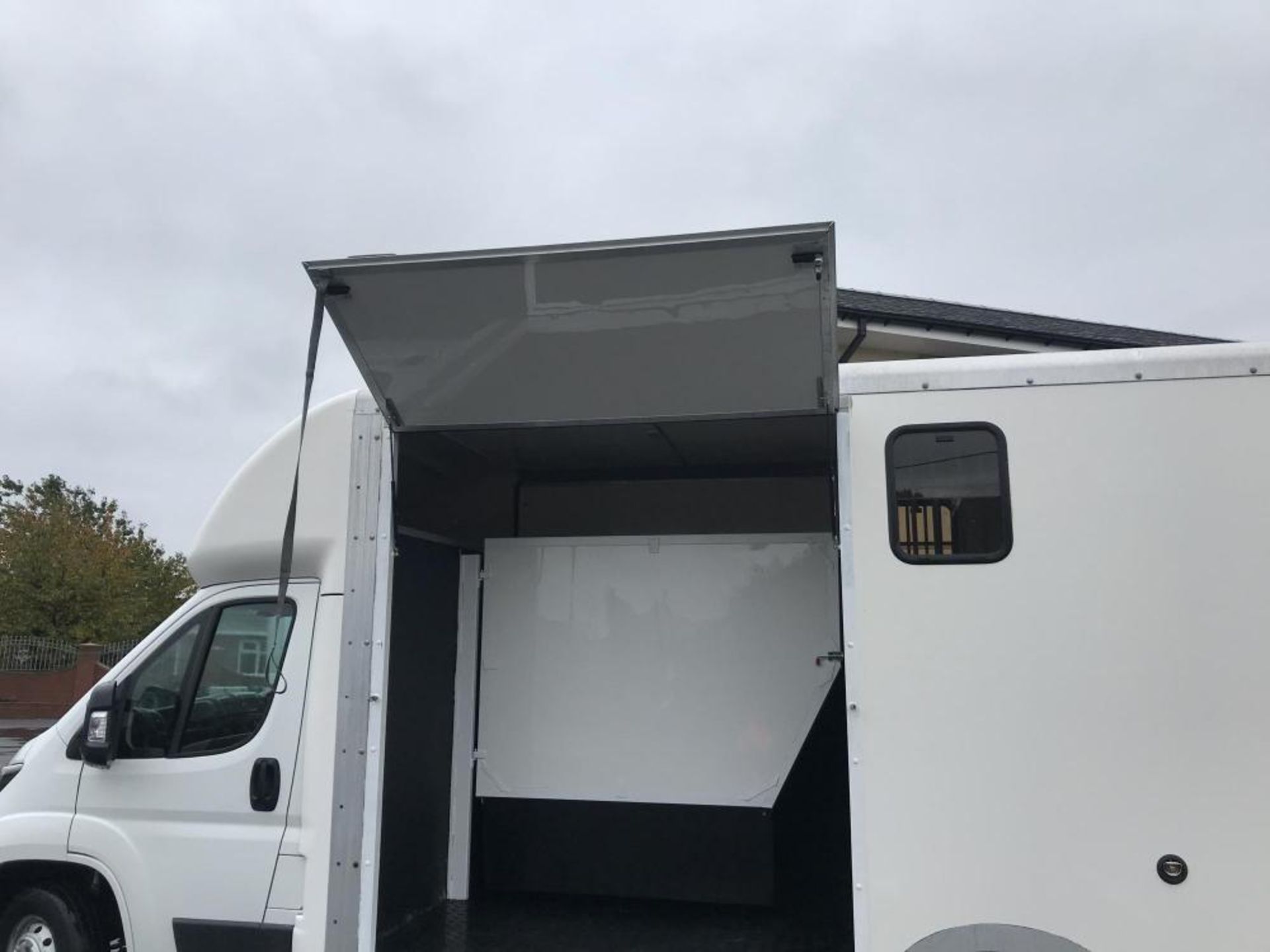 2015/15 REG PEUGEOT BOXER 335 PROFESSIONAL L3 EURO 6 HORSEBOX, SHOWING 1 FORMER KEEPER *PLUS VAT* - Image 4 of 17