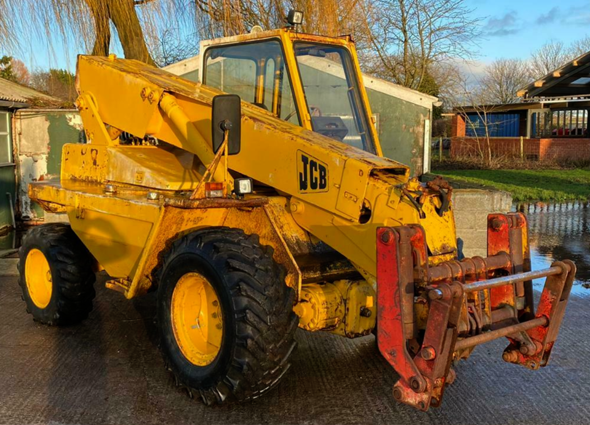 JCB 525 Telehandler  Showing 6246 hours    Forward and reverse lever  Manual gears Rear steer