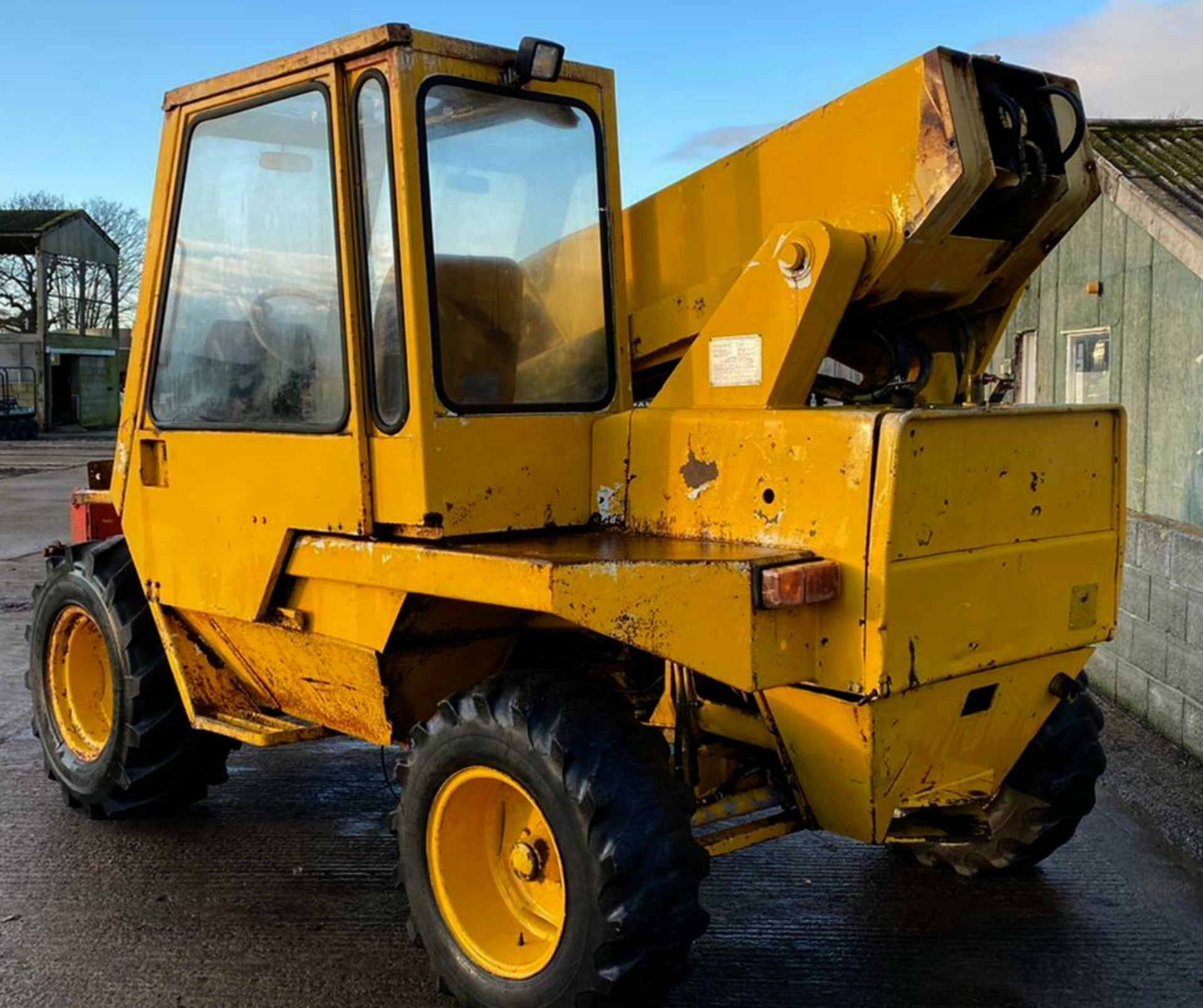 JCB 525 Telehandler  Showing 6246 hours    Forward and reverse lever  Manual gears Rear steer - Image 8 of 10