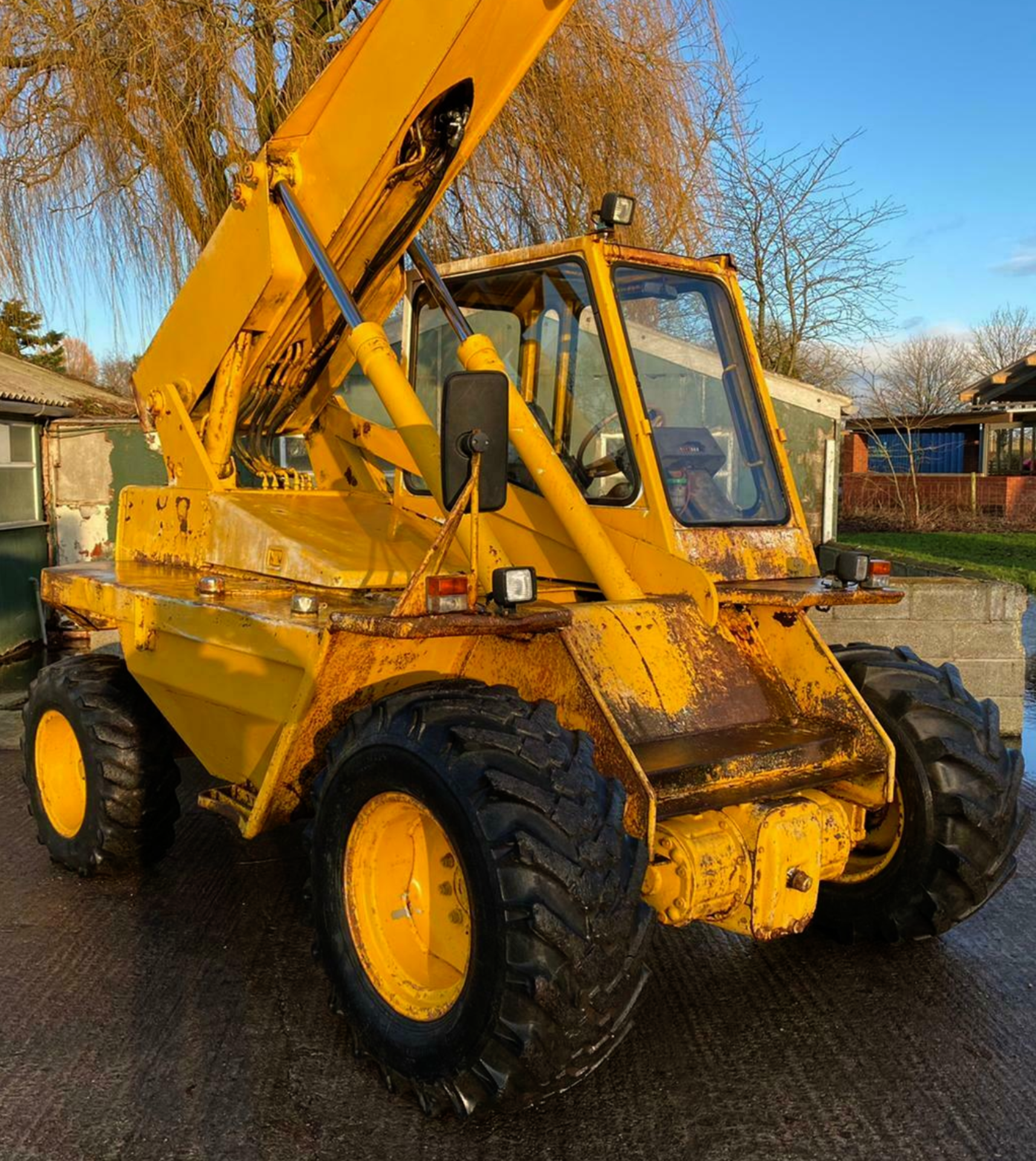 JCB 525 Telehandler  Showing 6246 hours    Forward and reverse lever  Manual gears Rear steer - Image 5 of 10