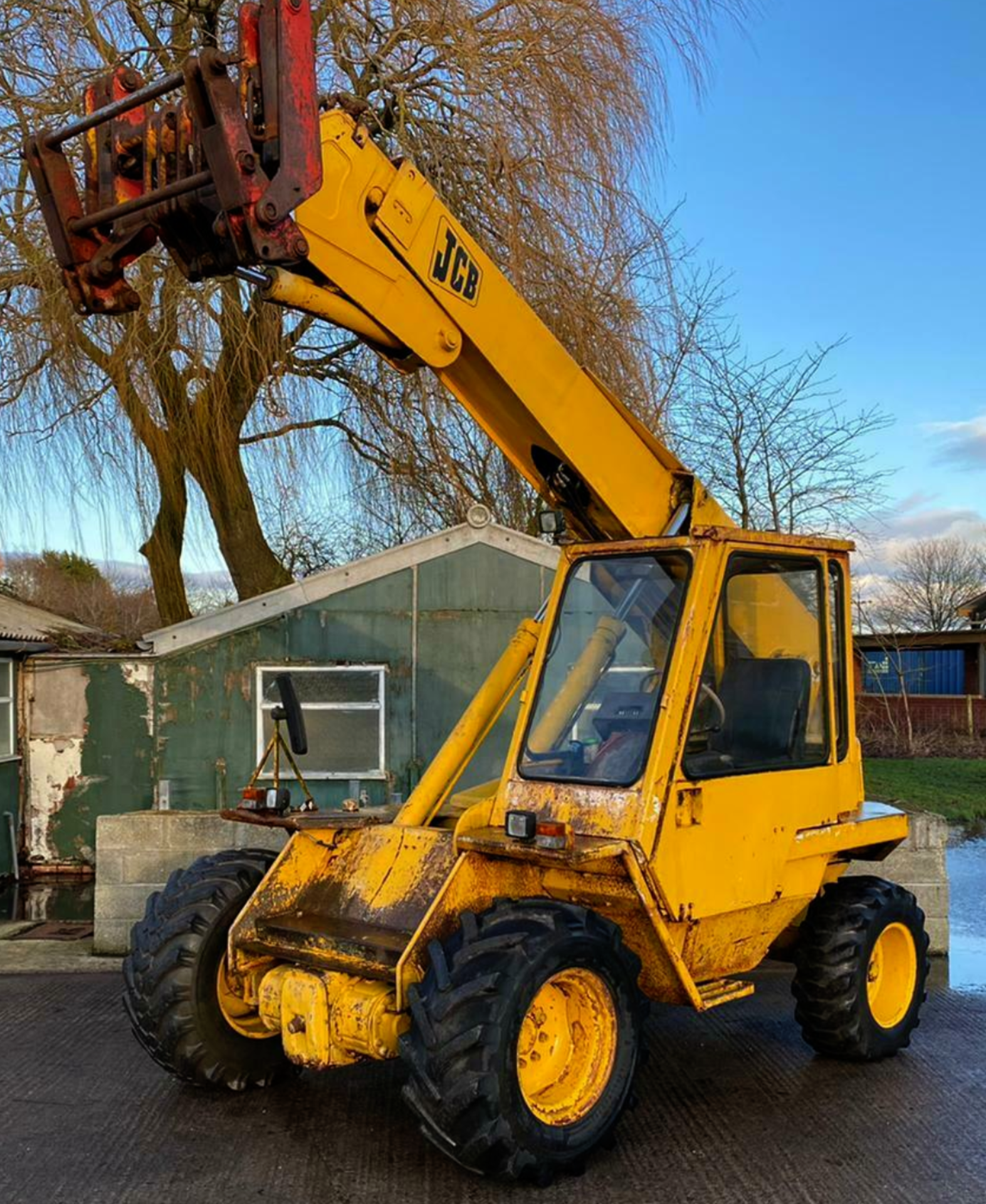 JCB 525 Telehandler  Showing 6246 hours    Forward and reverse lever  Manual gears Rear steer - Image 4 of 10