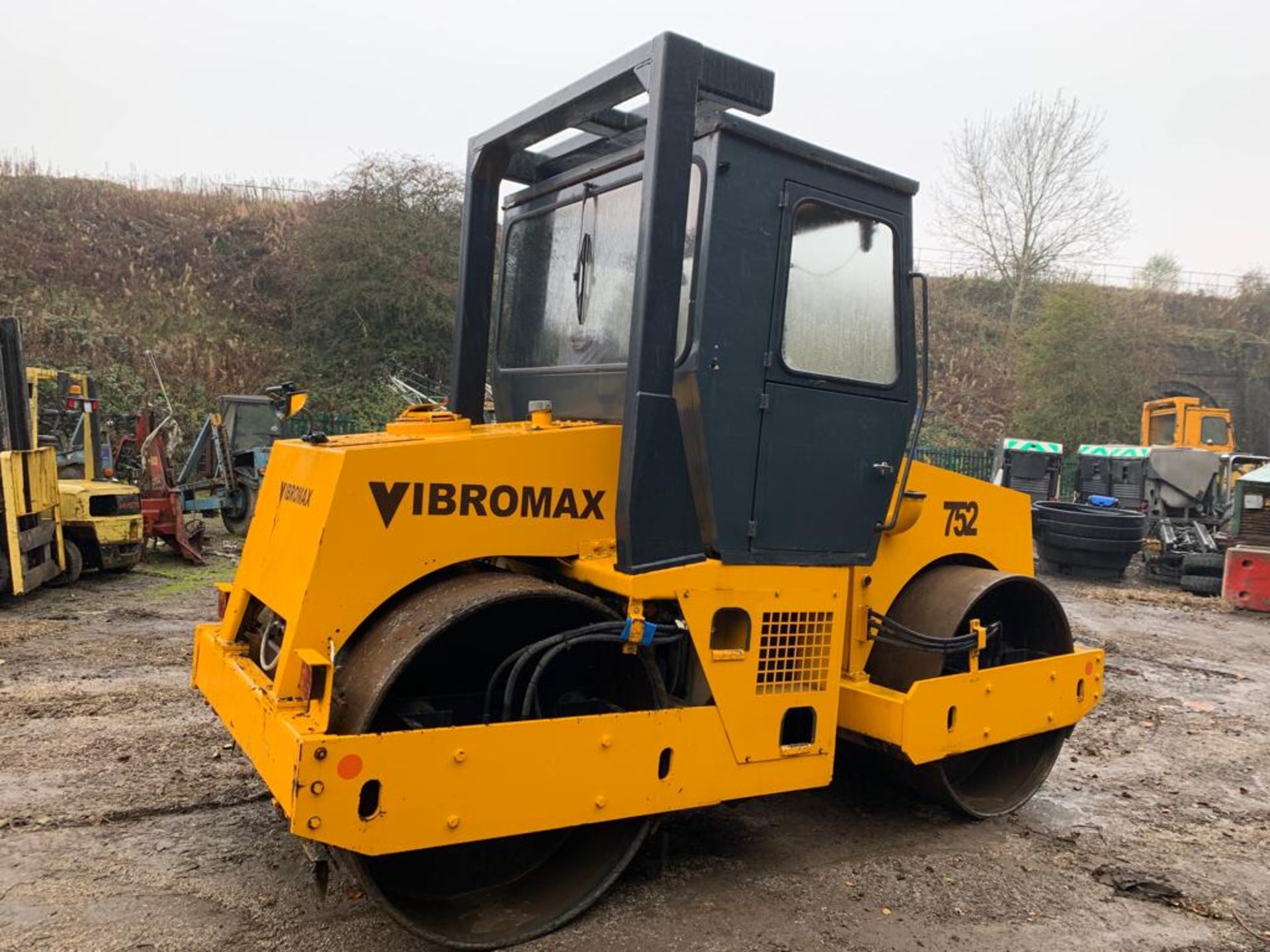 VIBROMAX W752 VIBRATING ROLLER, STARTS, DRIVES AND VIBRATES *PLUS VAT* - Image 4 of 9