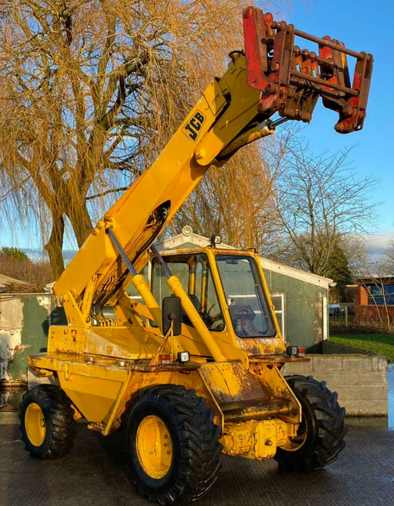 JCB 525 Telehandler  Showing 6246 hours    Forward and reverse lever  Manual gears Rear steer - Image 3 of 10