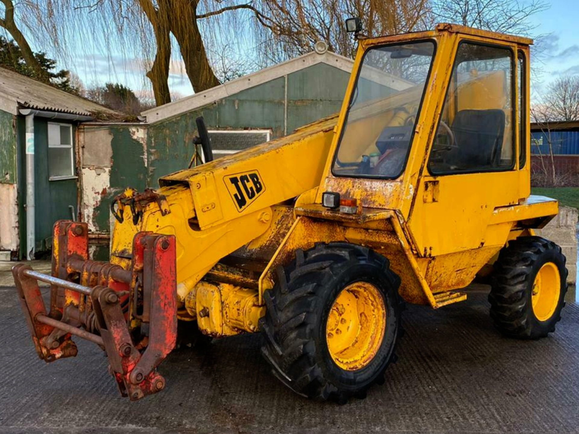 JCB 525 Telehandler  Showing 6246 hours    Forward and reverse lever  Manual gears Rear steer - Image 2 of 10