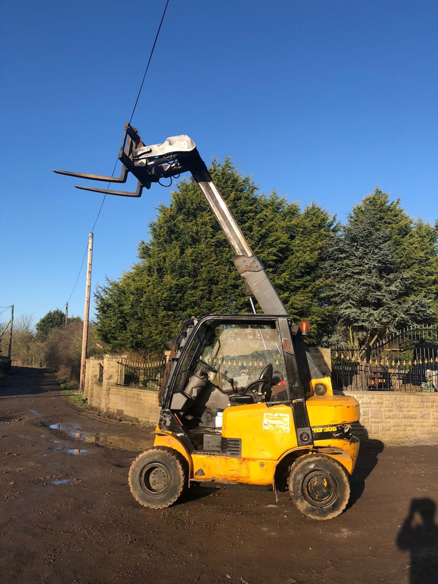 JCB 30D 4 WHEEL DRIVE TELETRUK, YEAR 2002, RUNS, WORKS AND LIFTS *PLUS VAT*