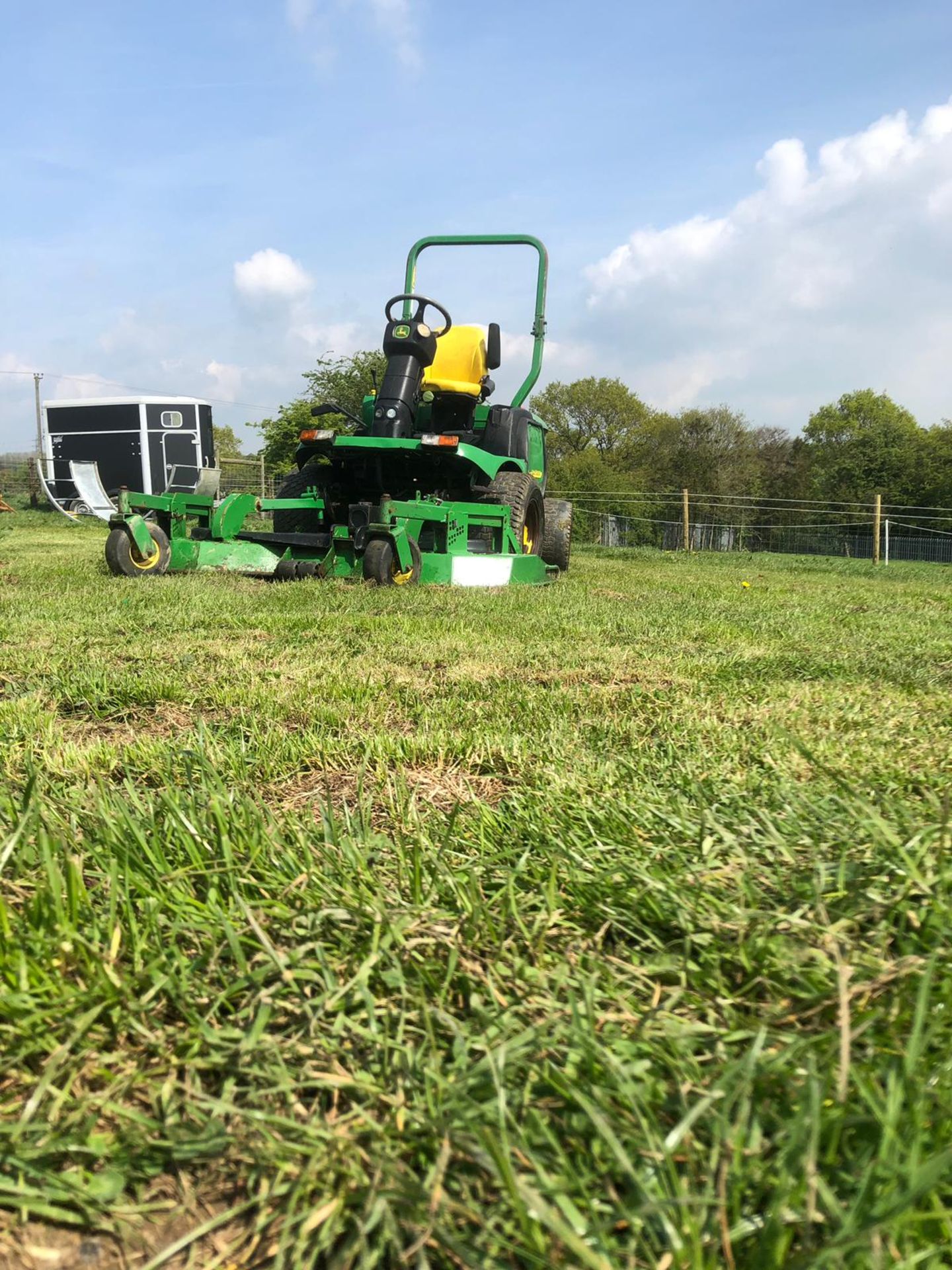 JOHN DEERE 1545 RIDE ON LAWN MOWER, YEAR 2008, RUNS, WORKS AND CUTS *PLUS VAT* - Image 2 of 6