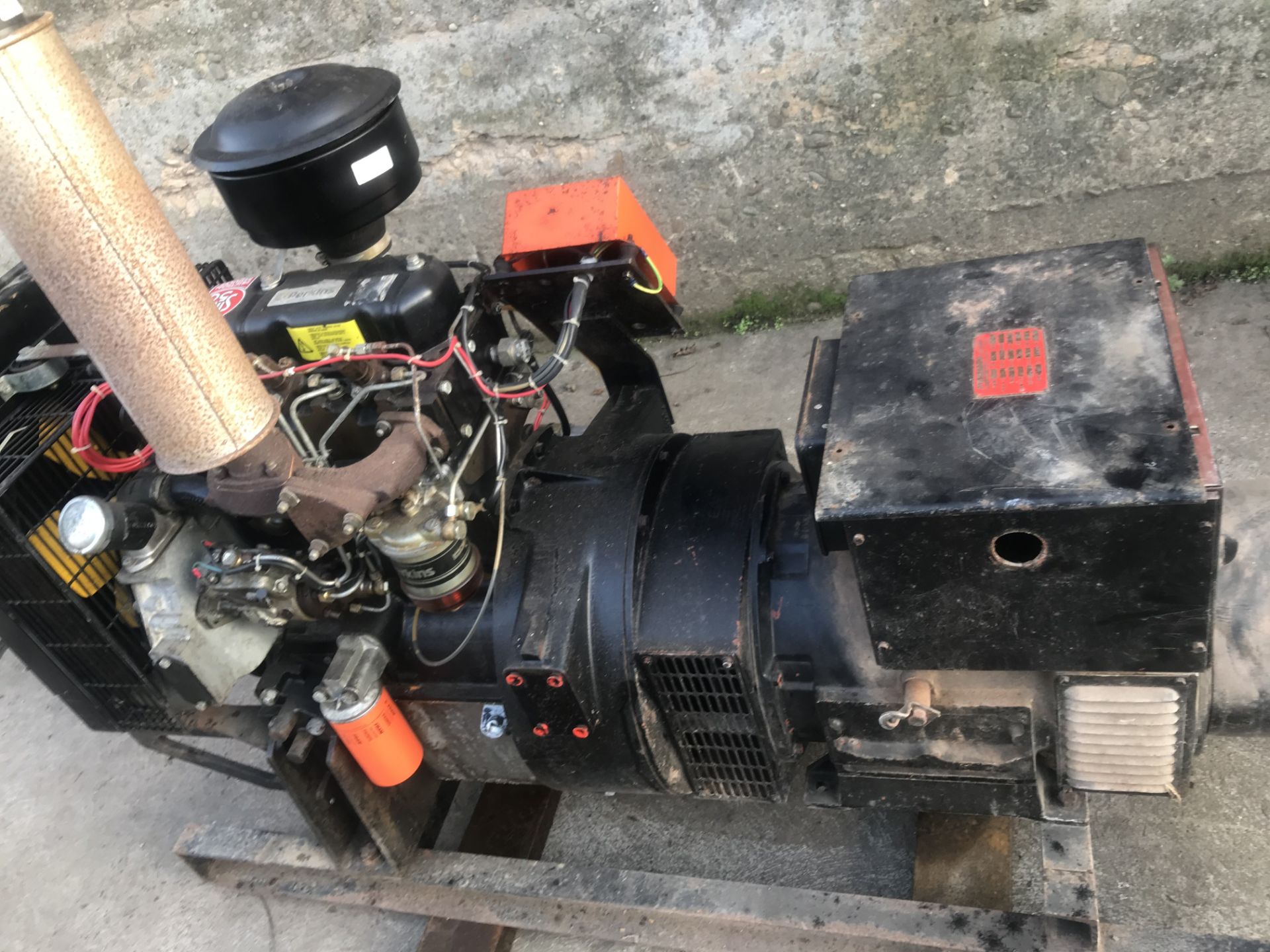 27 KVA POWERCO STANDBY GENERATOR, SKID MOUNTED, 3 CYLINDER PERKINS DIESEL ENGINE *PLUS VAT* - Image 7 of 8