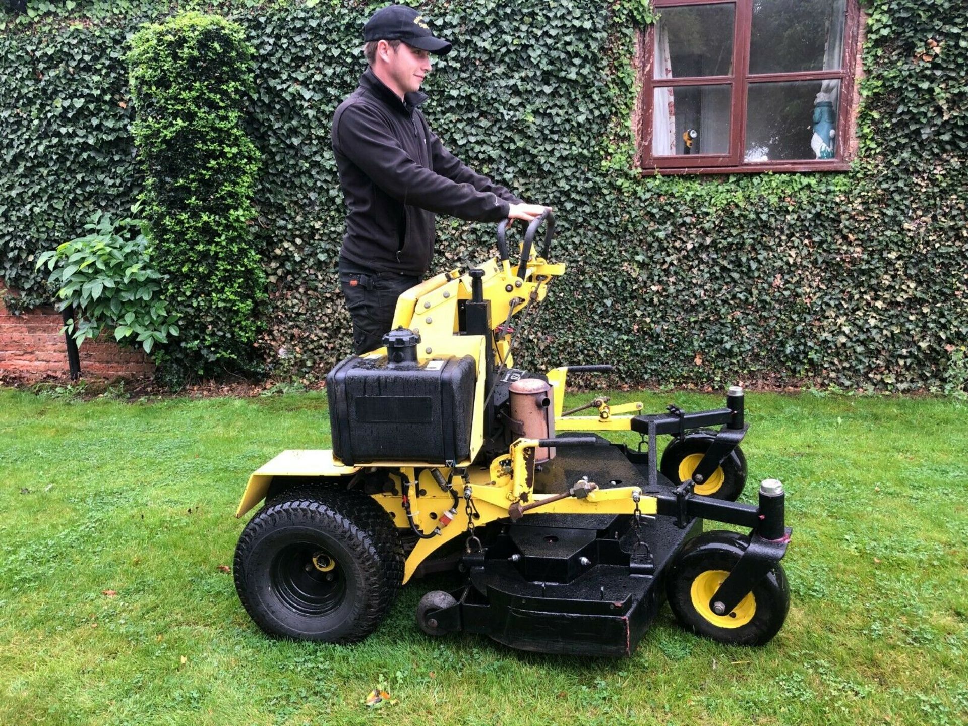 GREAT DANE ZERO-TURN STAND ON MOWER, 52" CUT *NO VAT* - Image 5 of 8