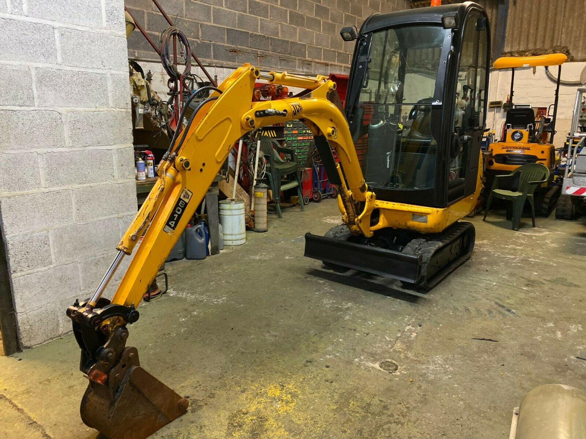 JCB 8014 MINI DIGGER, YEAR 2007, FULL GLASS CAB, COMPLETE WITH 1 BUCKET & QUICK HITCH *PLUS VAT* - Image 5 of 5